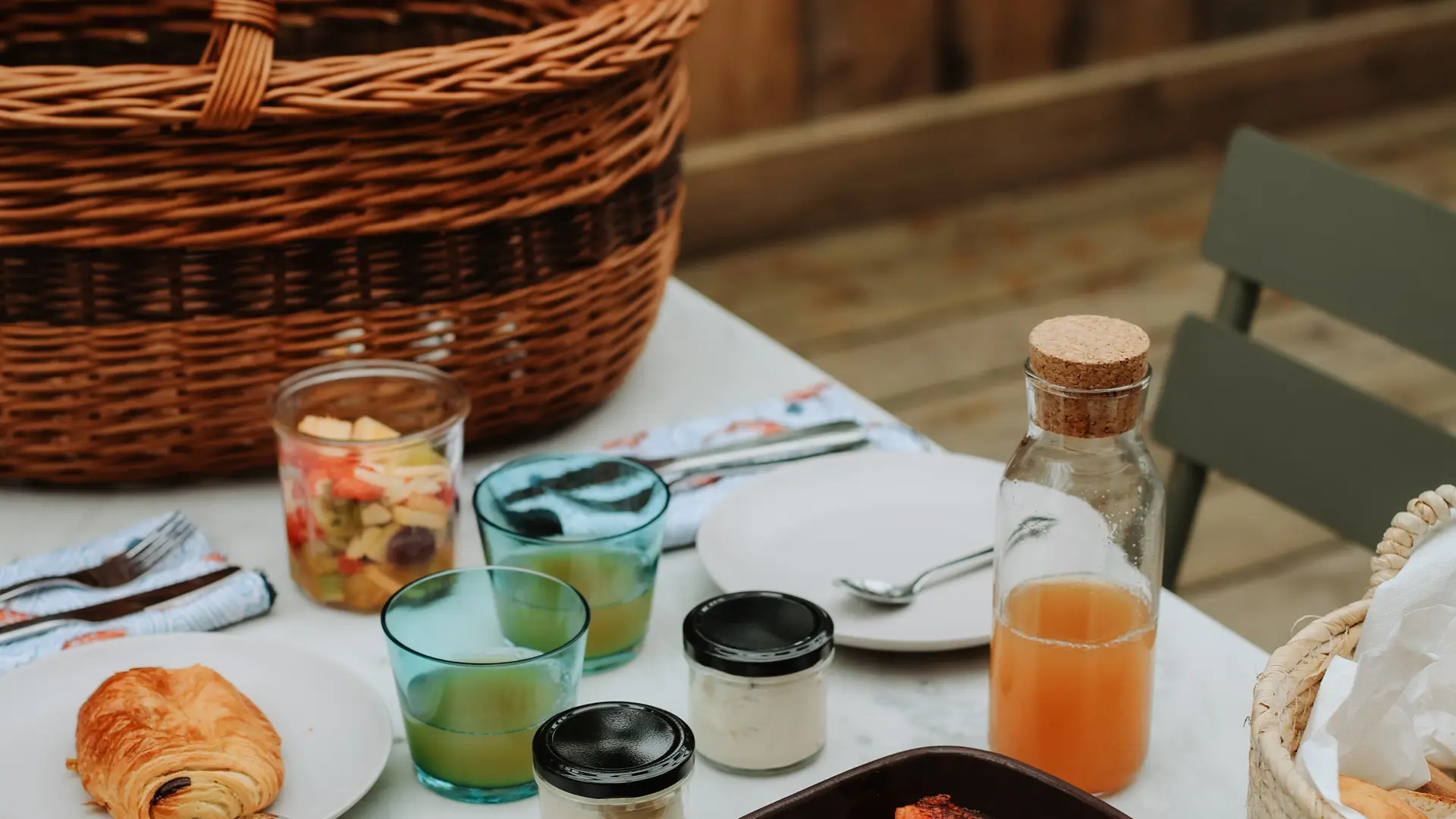 Le petit déjeuner maison sur la terrasse