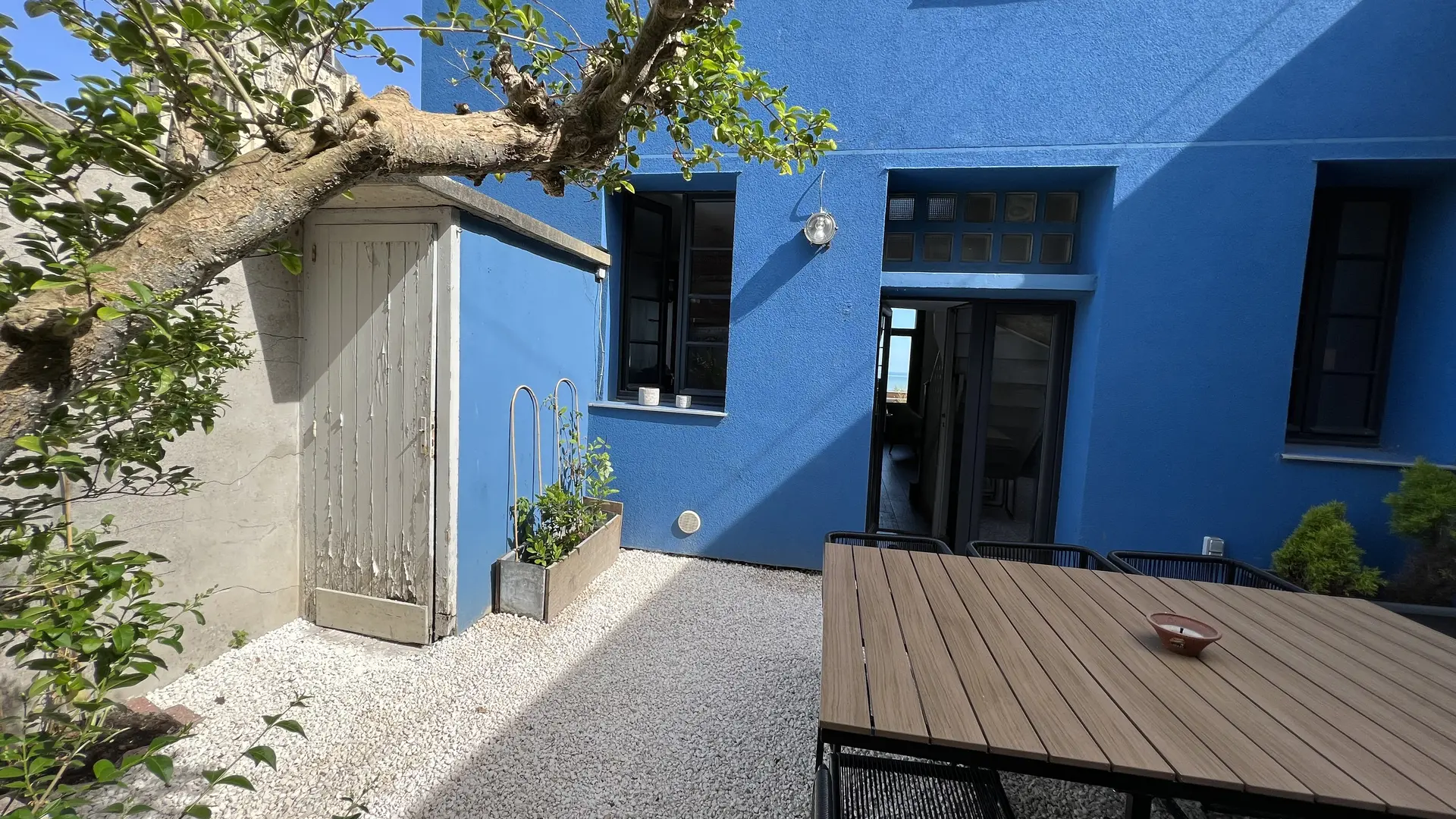 Cour à l'arrière de la maison avec table à manger