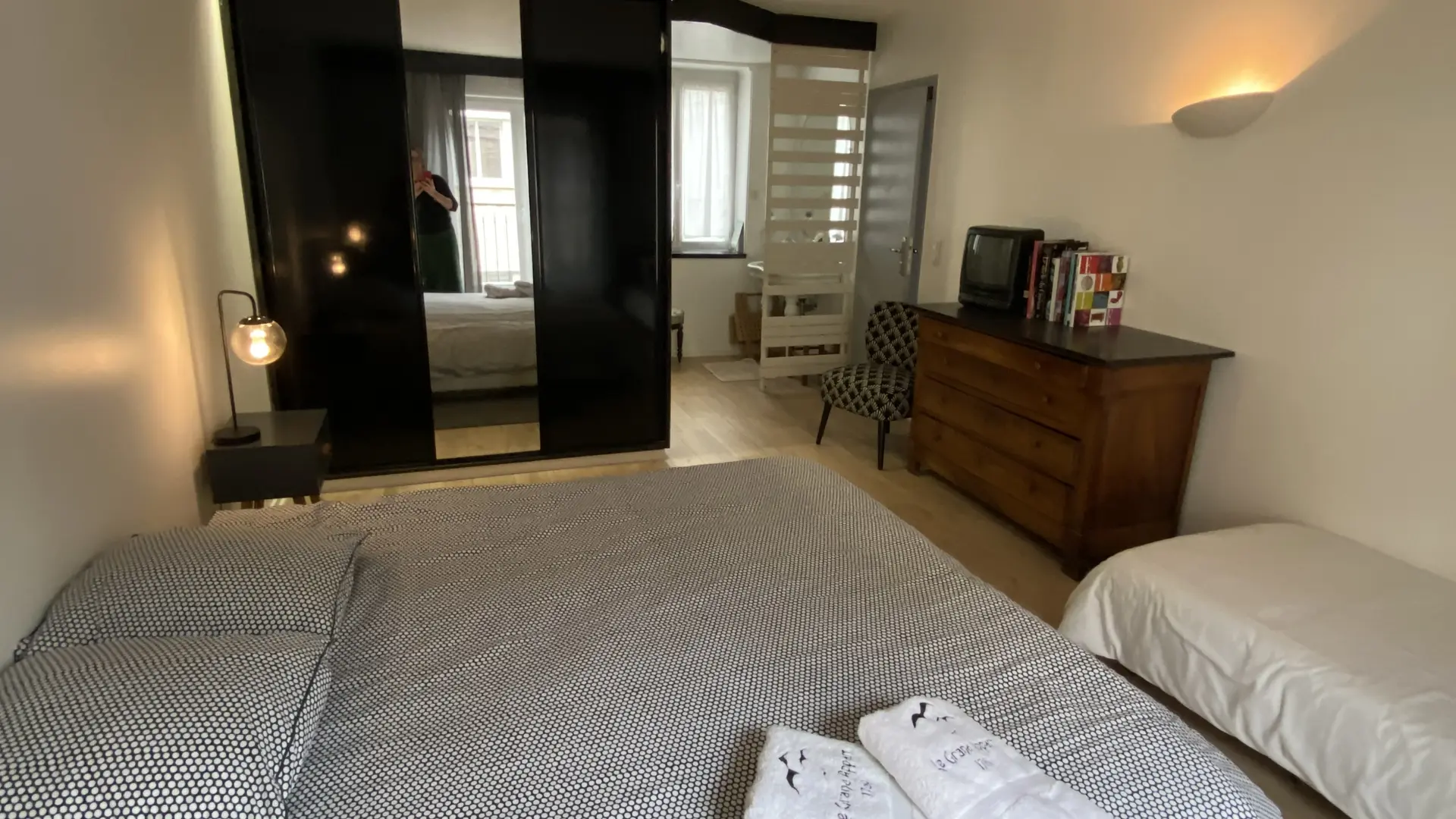 Chambre n°1 - lit 180 + lit 90 + duble vasque (photo 2/3)