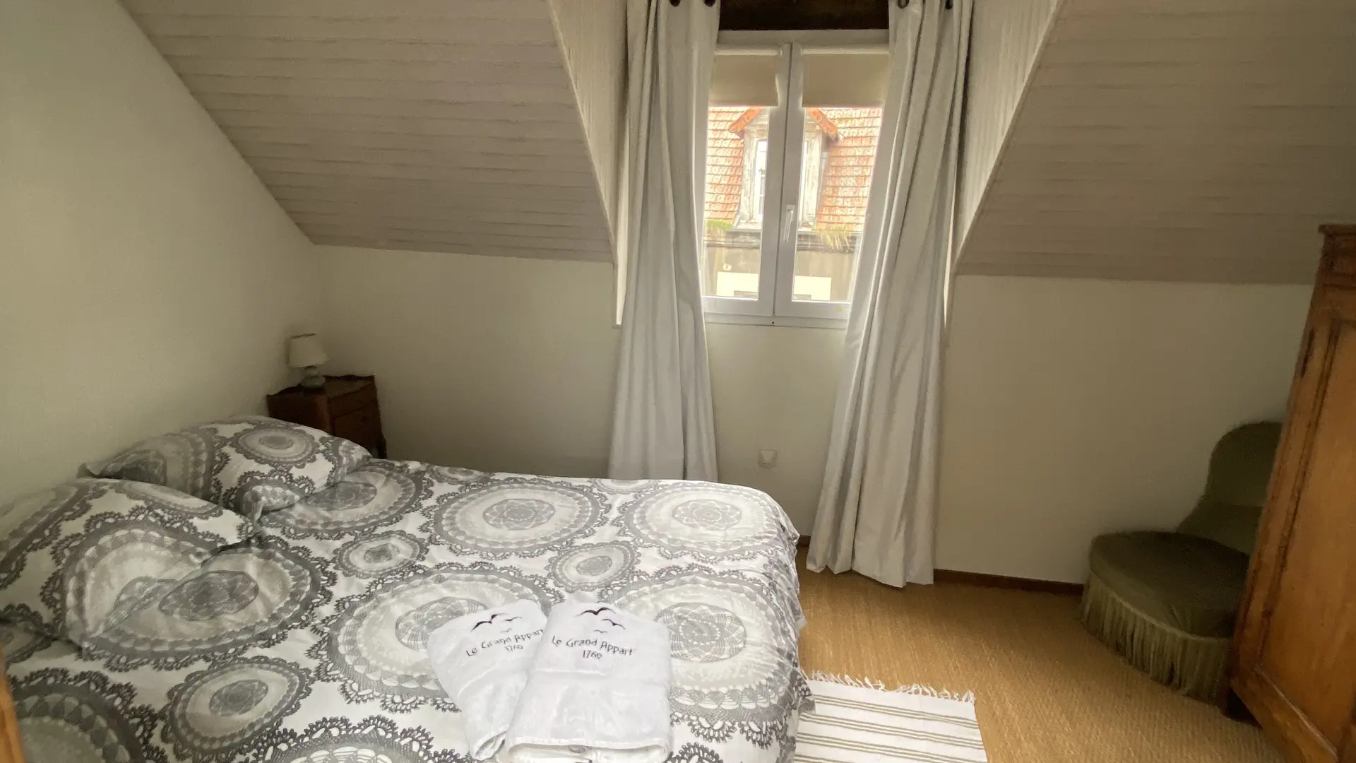 Chambre n°6 - lit 140 - donne sur mezzanine et terrasse (photo 2/2)