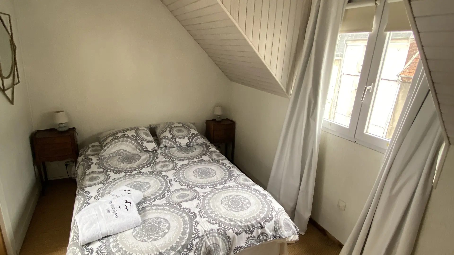 Chambre n°6 - lit 140 - donne sur mezzanine et terrasse (photo 2/2)