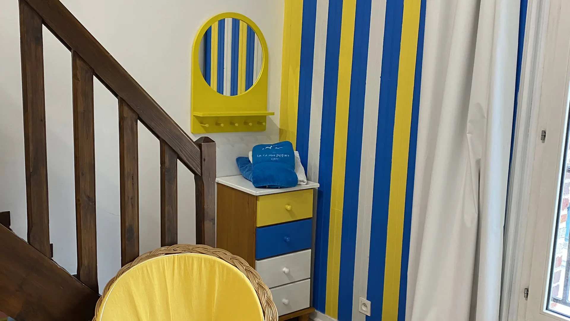 Chambre n°4 traversante - accès chambre n°5 à l'étage (avec porte - photo 3/3)