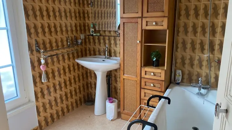 Salle de bain quasi dans son ´jus'