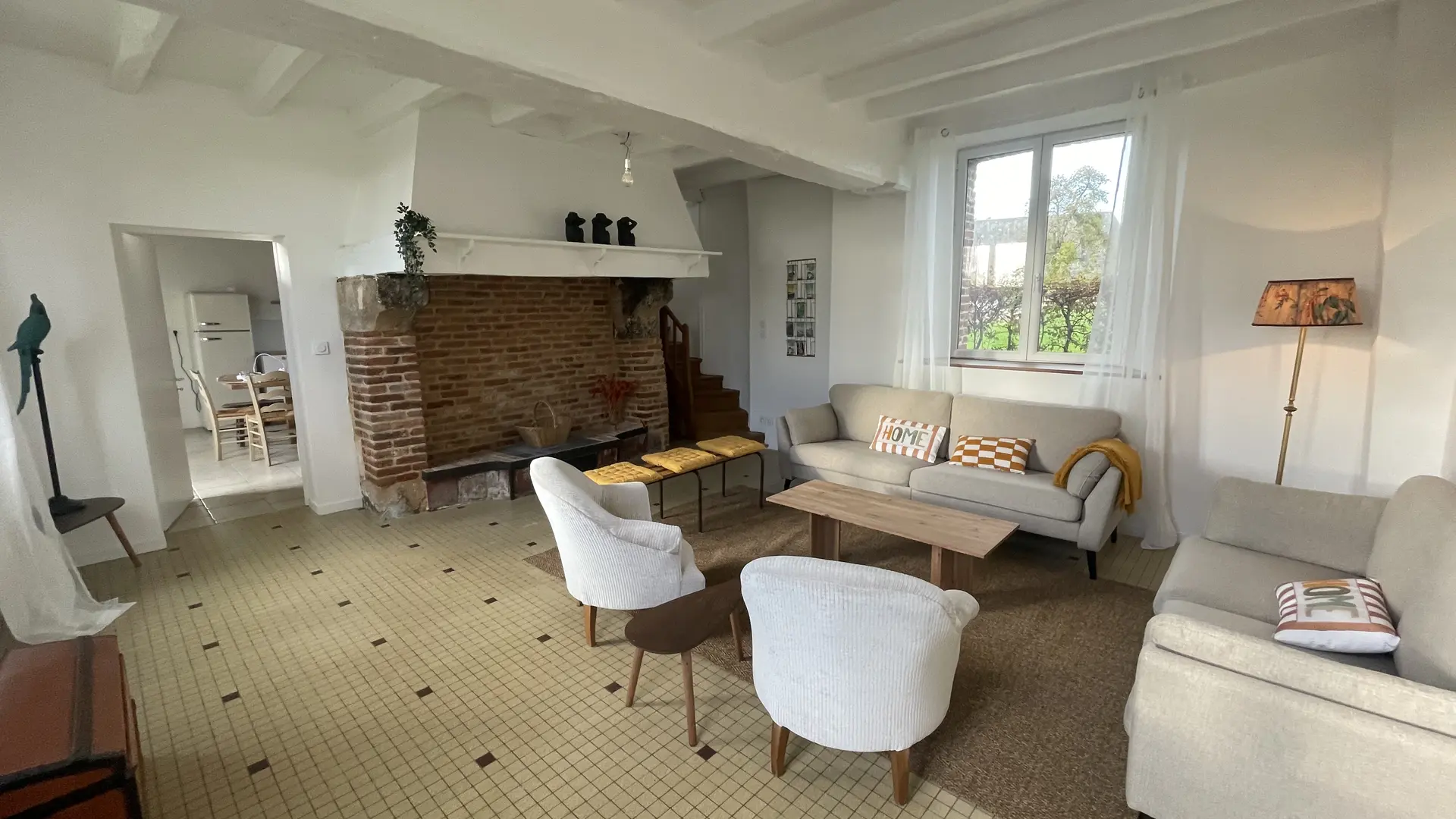 Le salon avec télévision, jeux de société et livres. La cheminée non utilisable