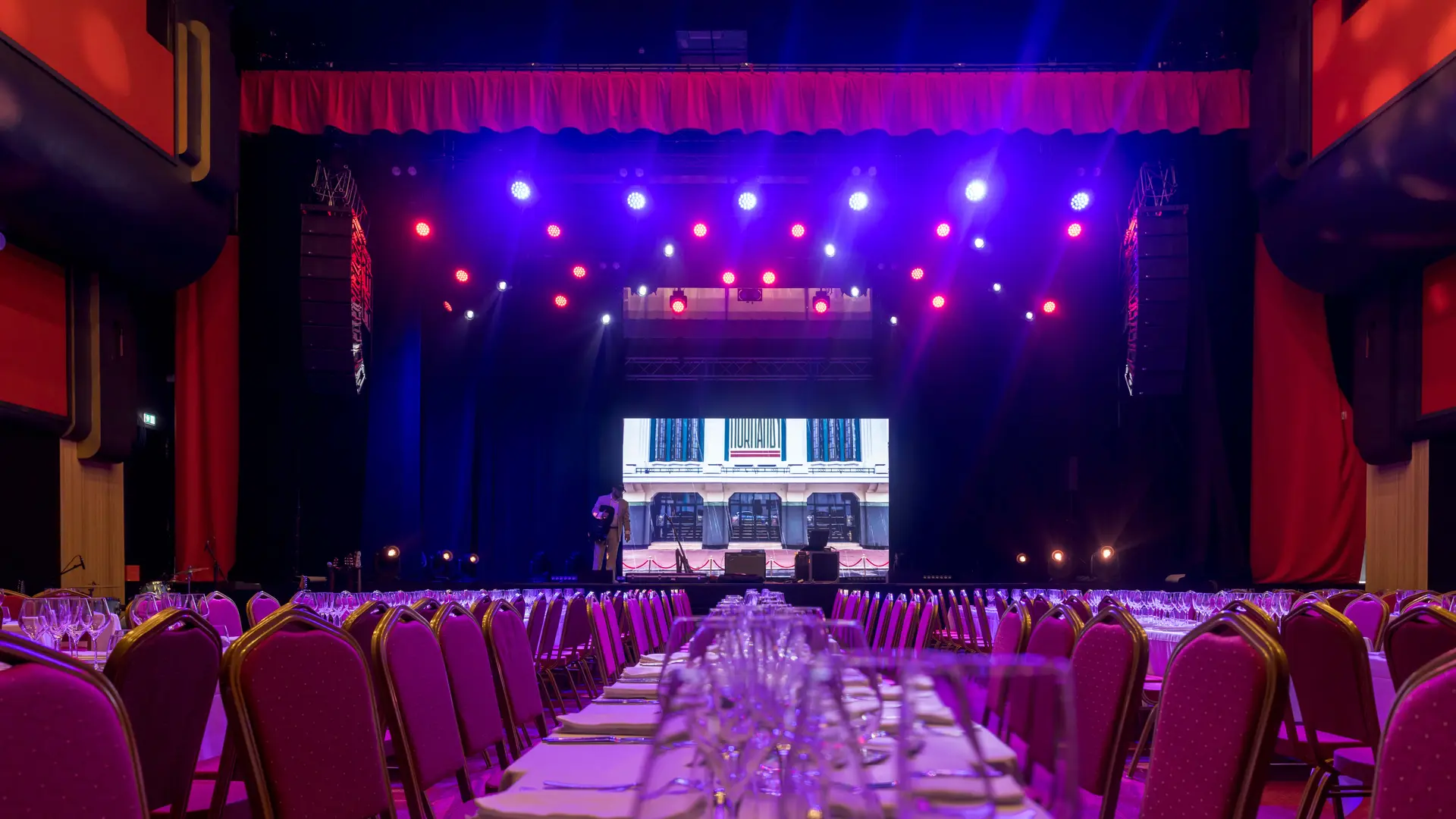 La grande salle - configuration dîner / déjeuner