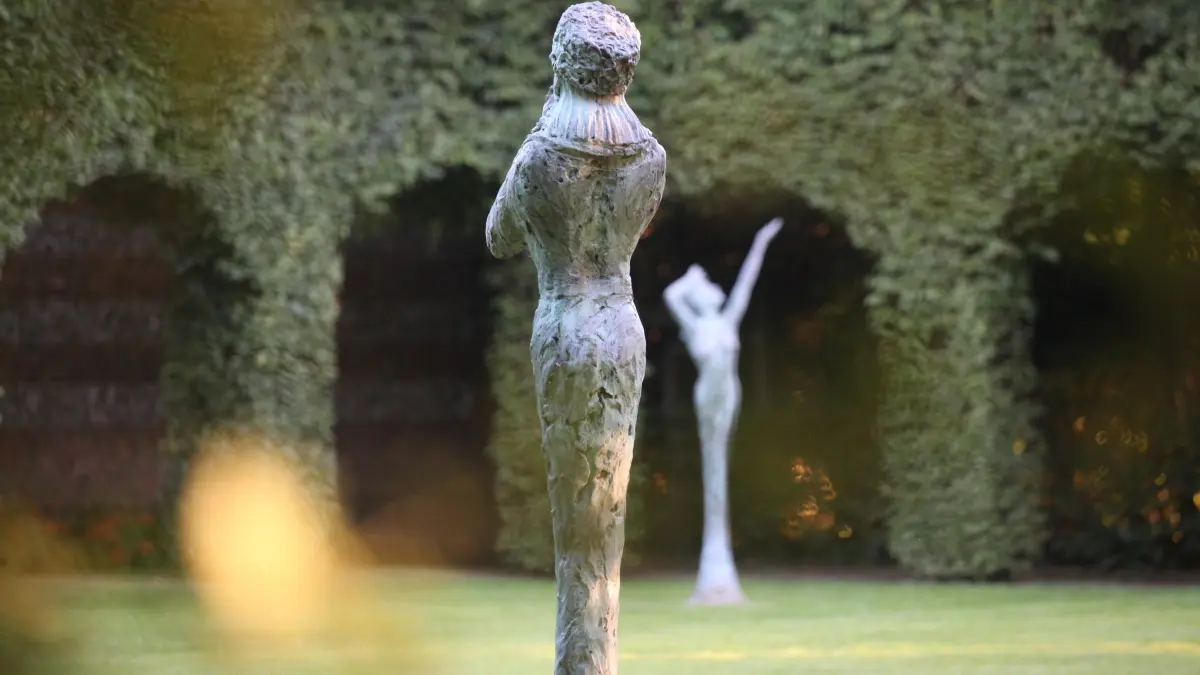 Le Jardin des sculptures, Château de Bois-Guilbert, cloître des quatre saisons