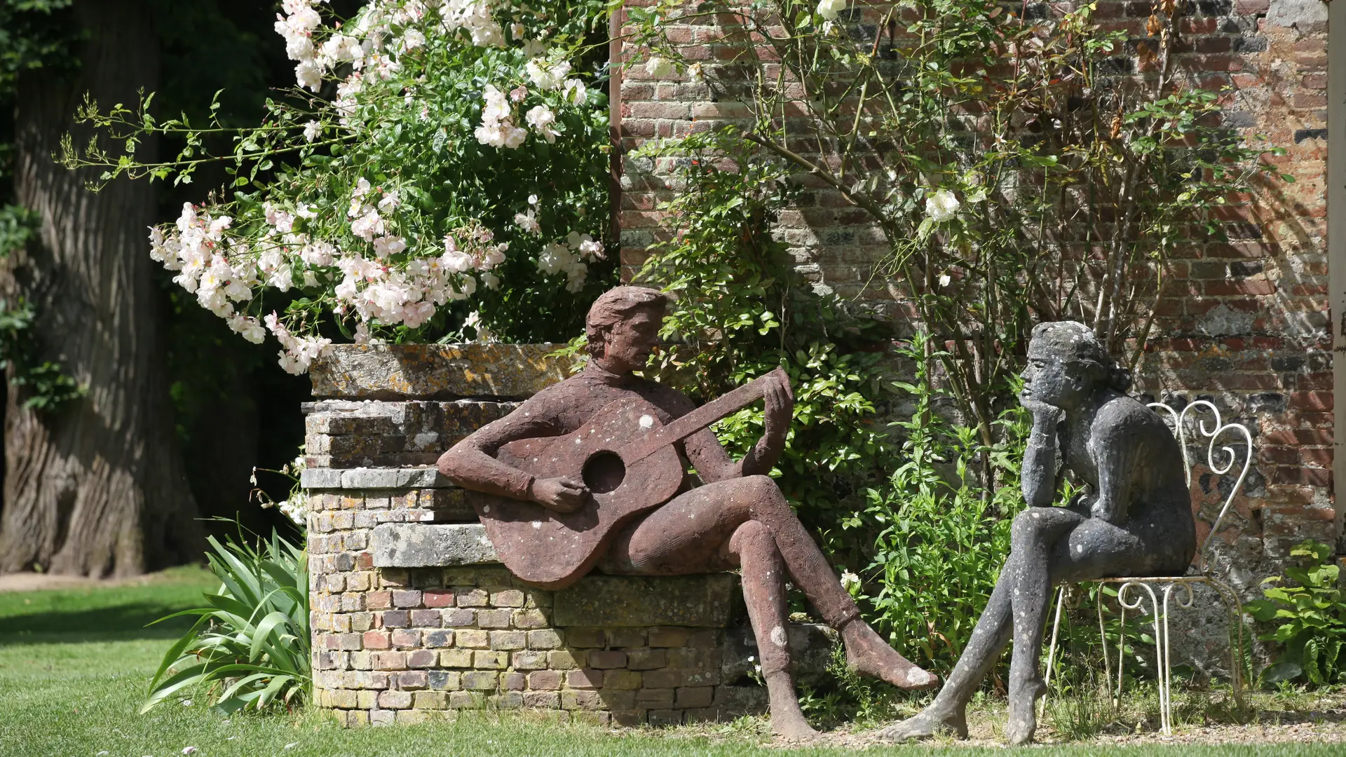 Le Jardin des sculptures, Château de Bois-Guilbert, guitariste et femme assise