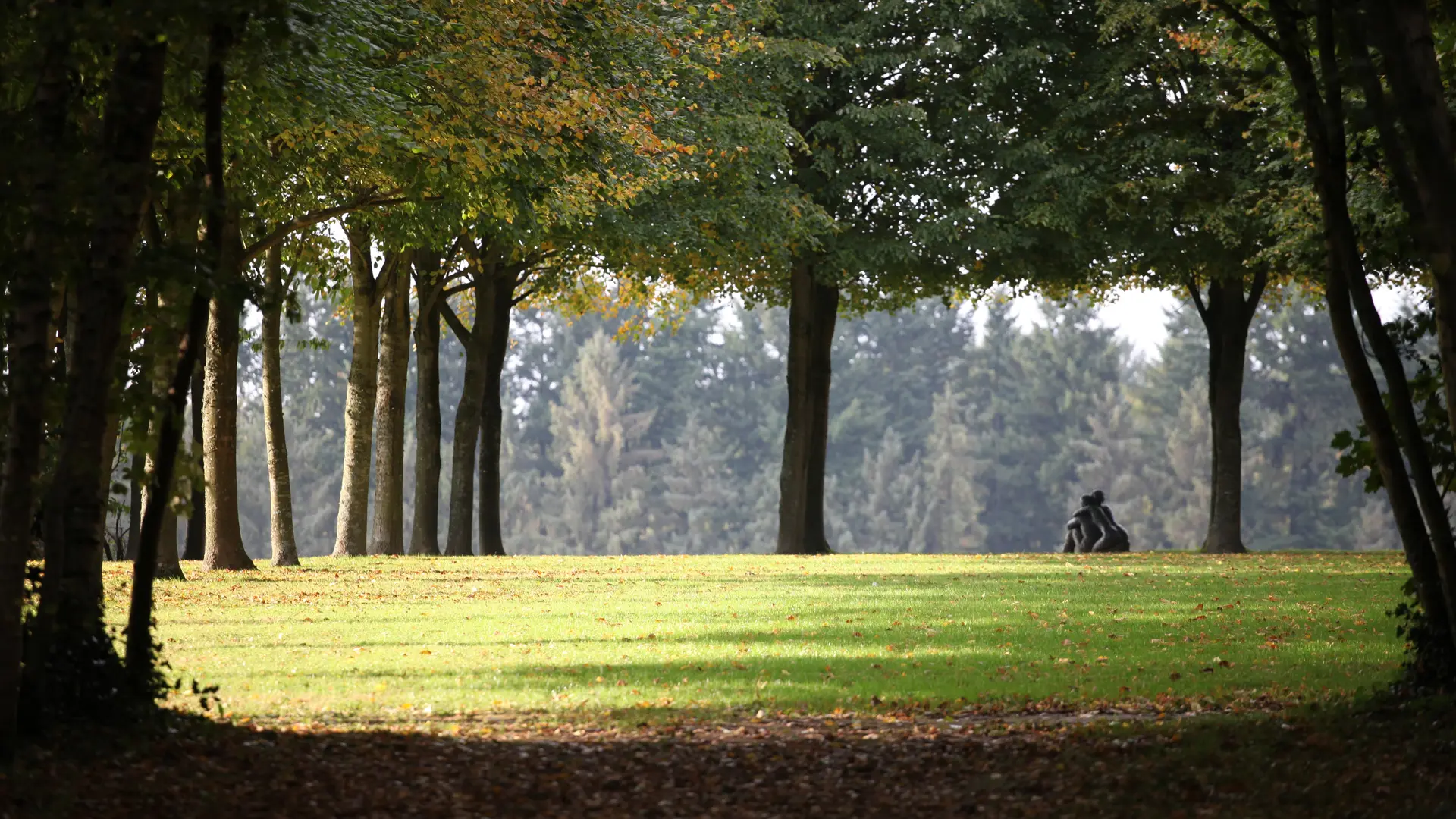 Le Jardin des sculptures, Château de Bois-Guilbert - Couple assis