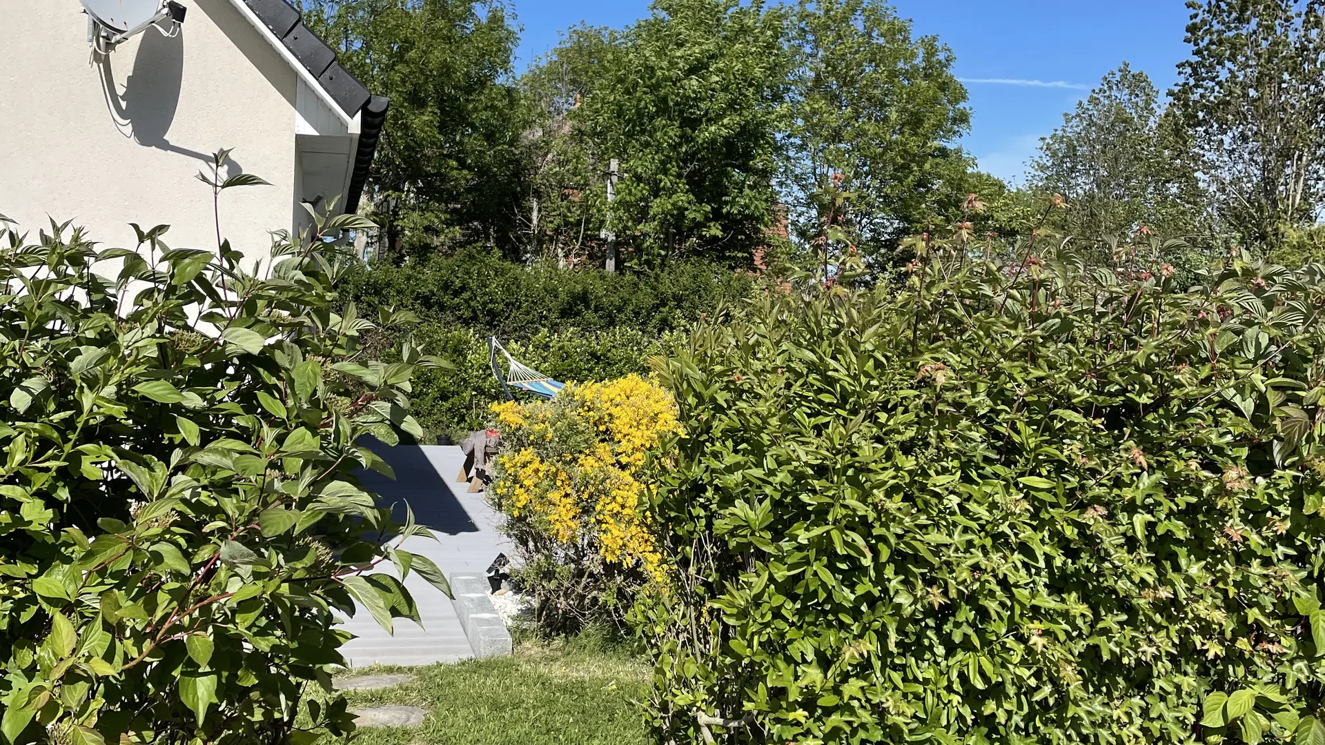 L'accès au jardin depuis le parking