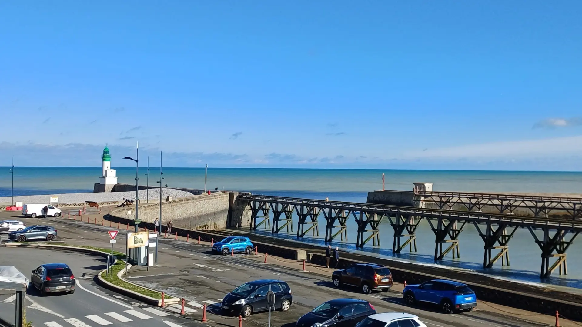 LE-TREPORT_Balcon-face-à-la-mer_Vue-phare-et-chenal_Mme-Blanchet@2024