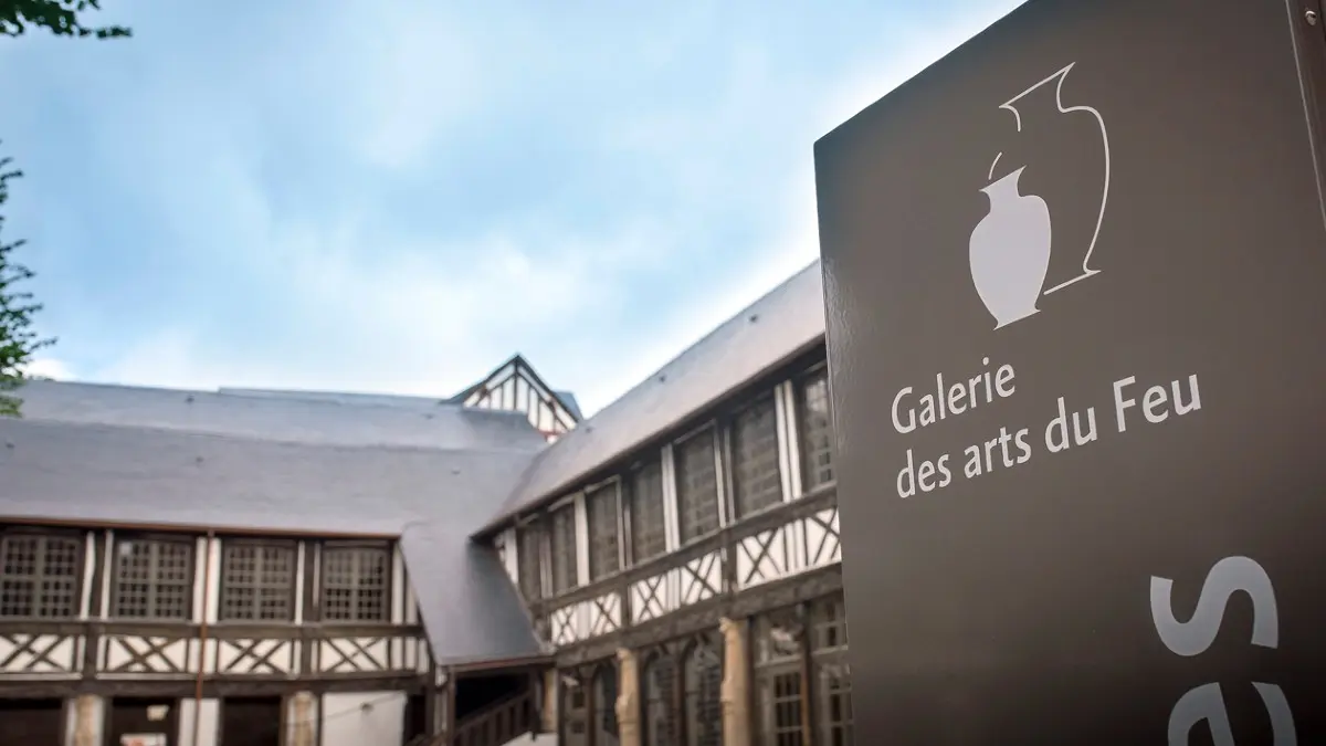 La Galerie des Arts du feu est installée au sein de l'Aître Saint-Maclou