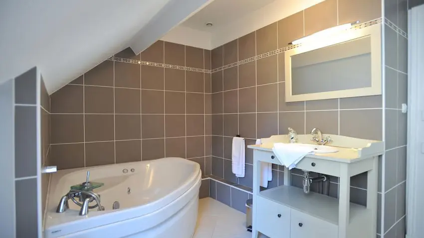 Salle de vain de la Chambre Terre