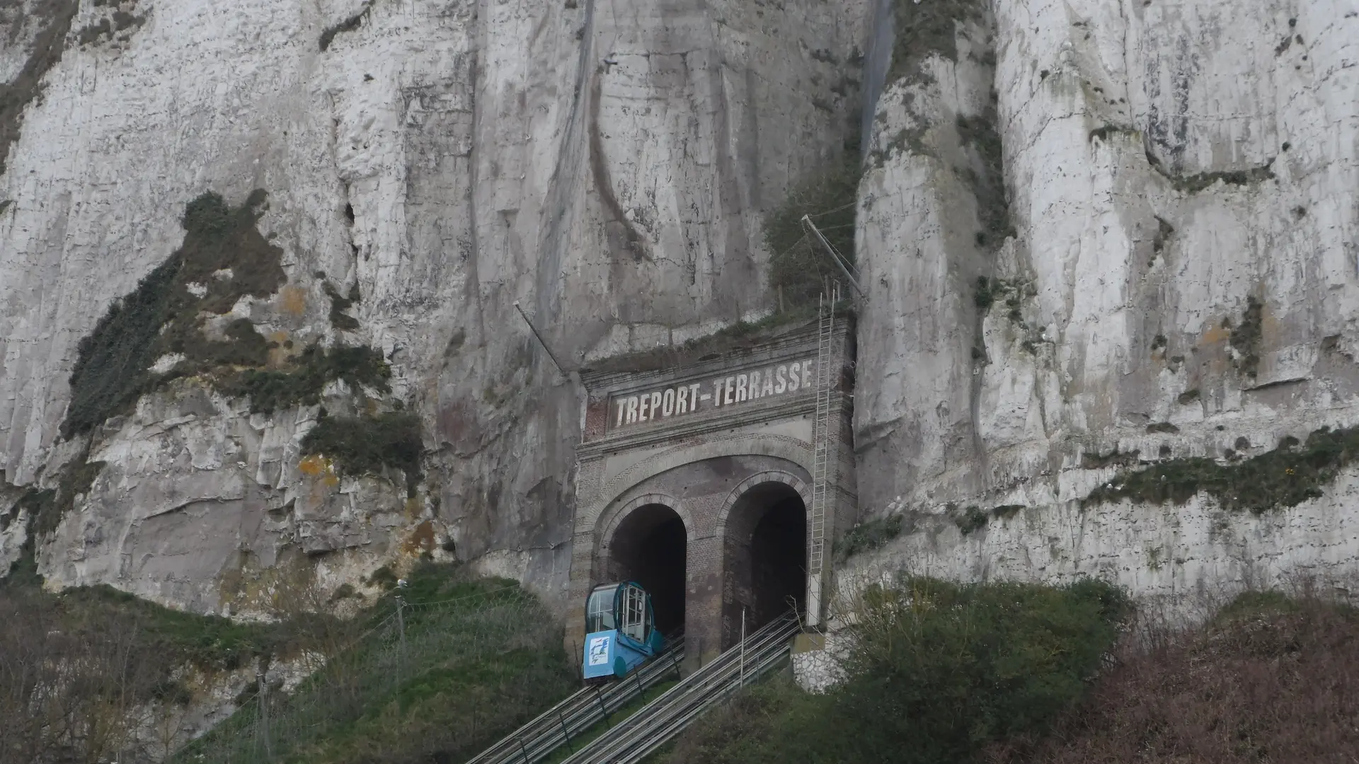 La falaise et le funiculaire (vue de la chambre)