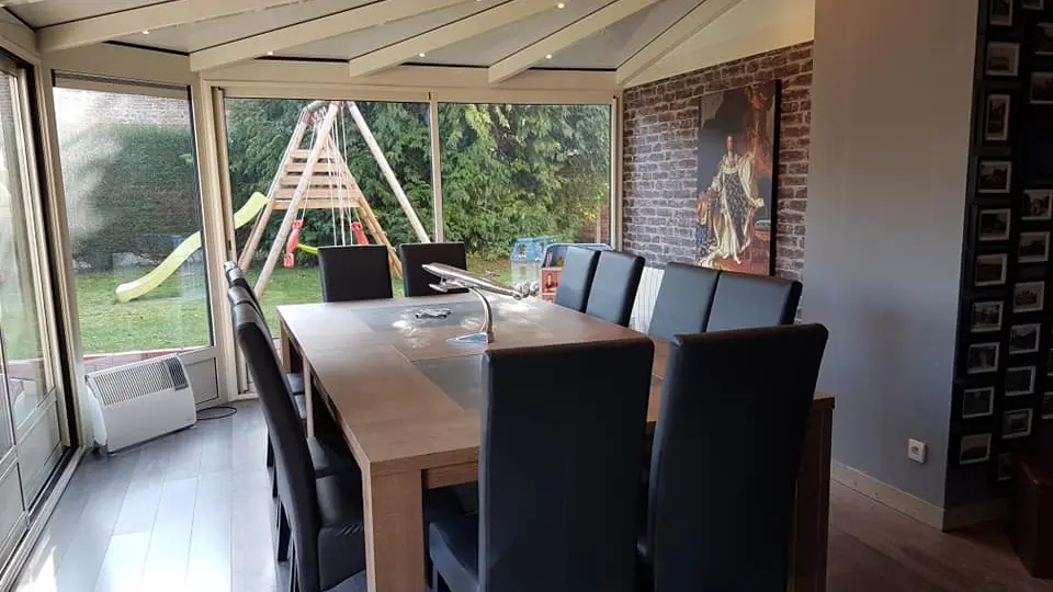 La salle à manger vue sur le jardin