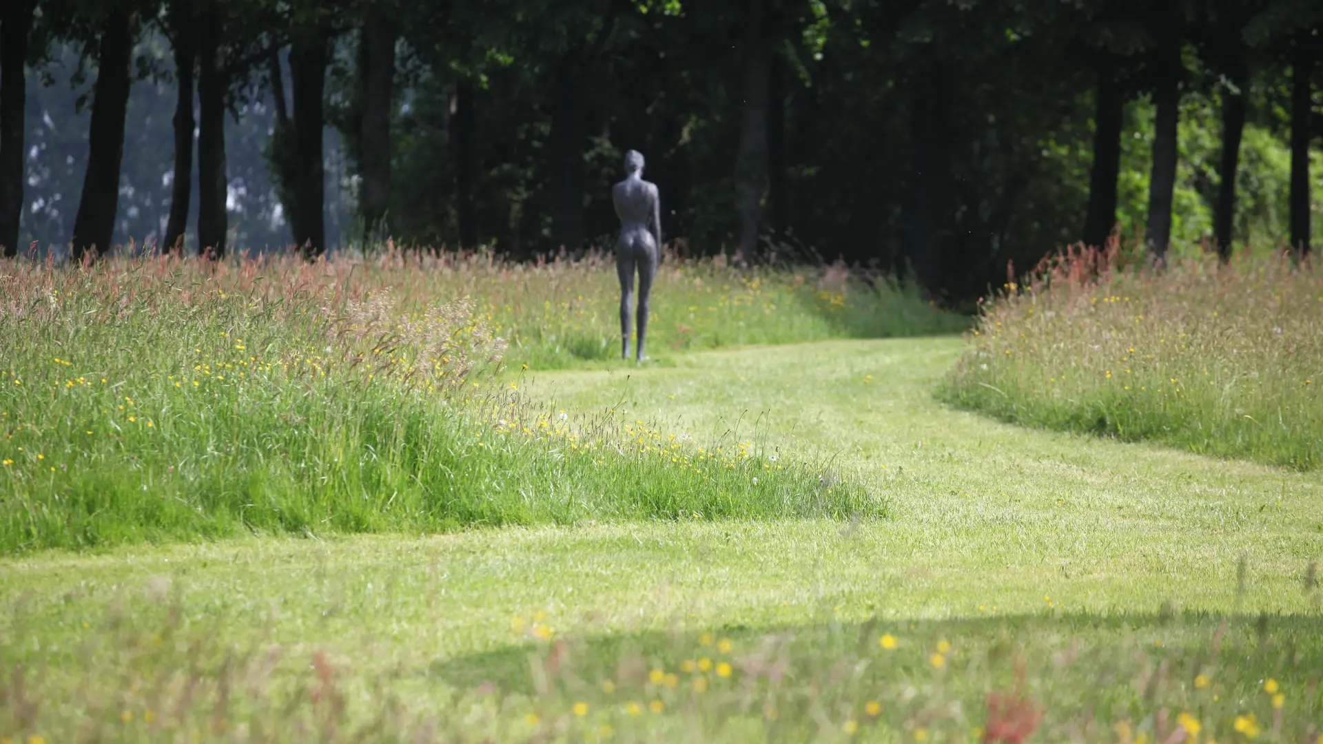 Le Jardin des sculptures, Château de Bois-Guilbert - Femme qui marche