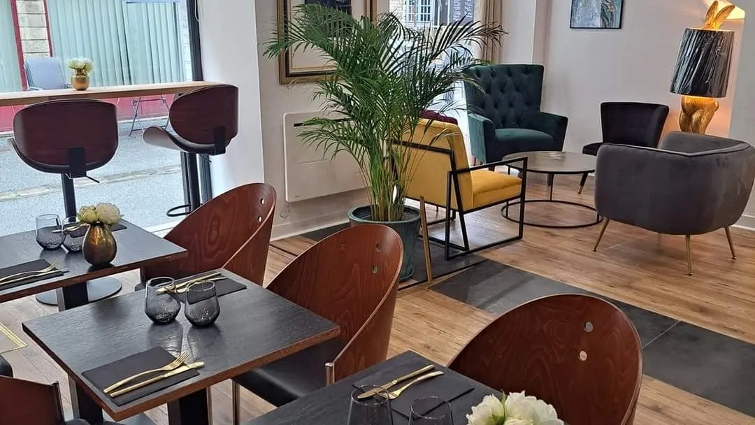 Les  garçons à table