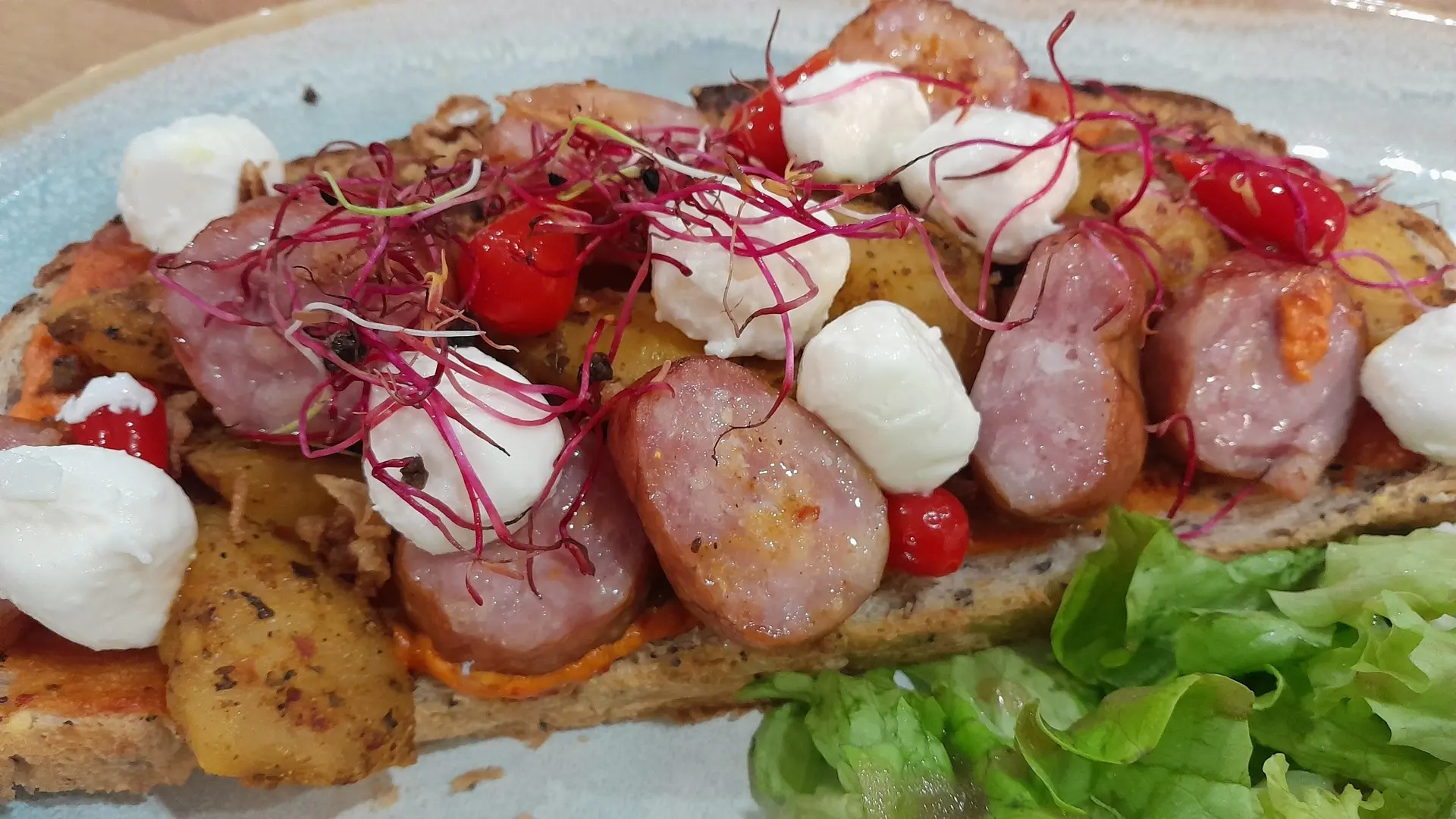 Les garçons à table