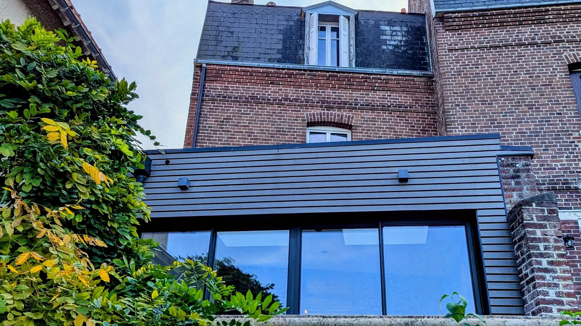 Façade de la villa depuis le jardin