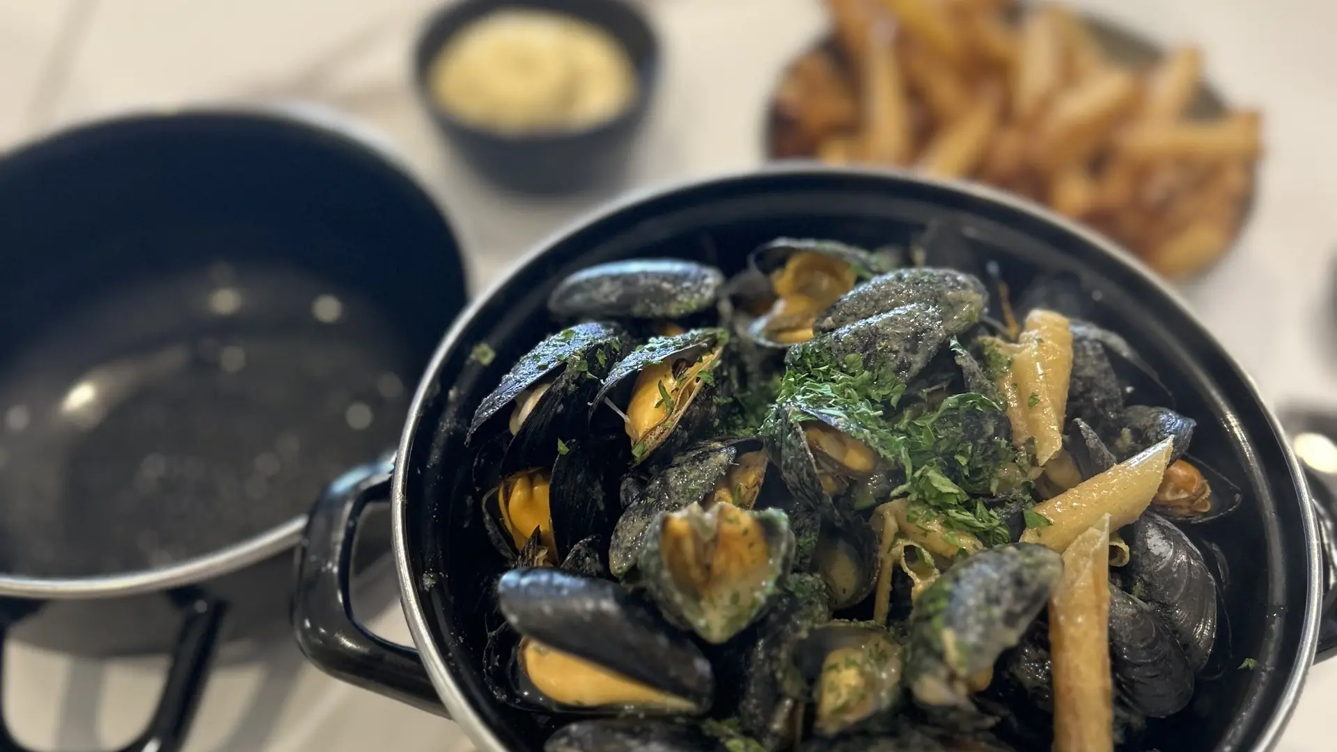 Moules au curry vert et frites maison