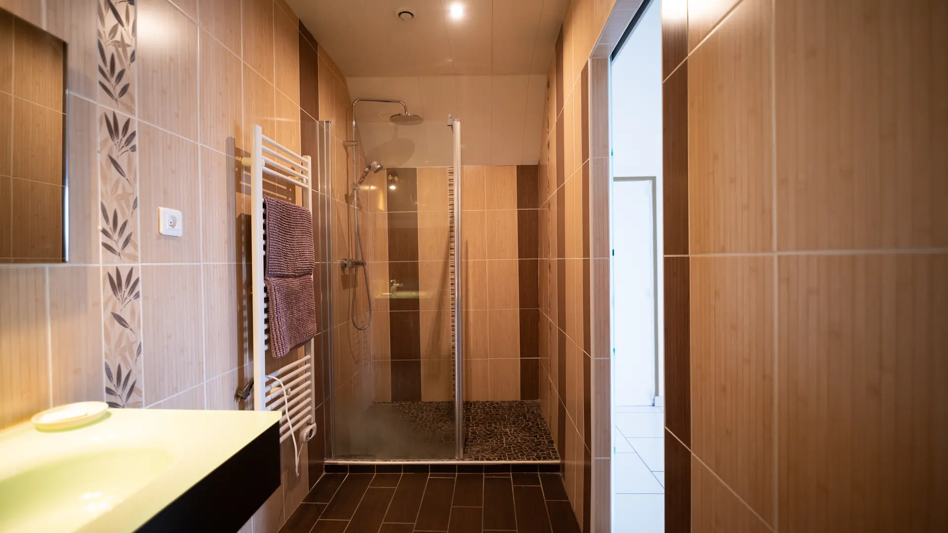 Salle de douche à l'étage