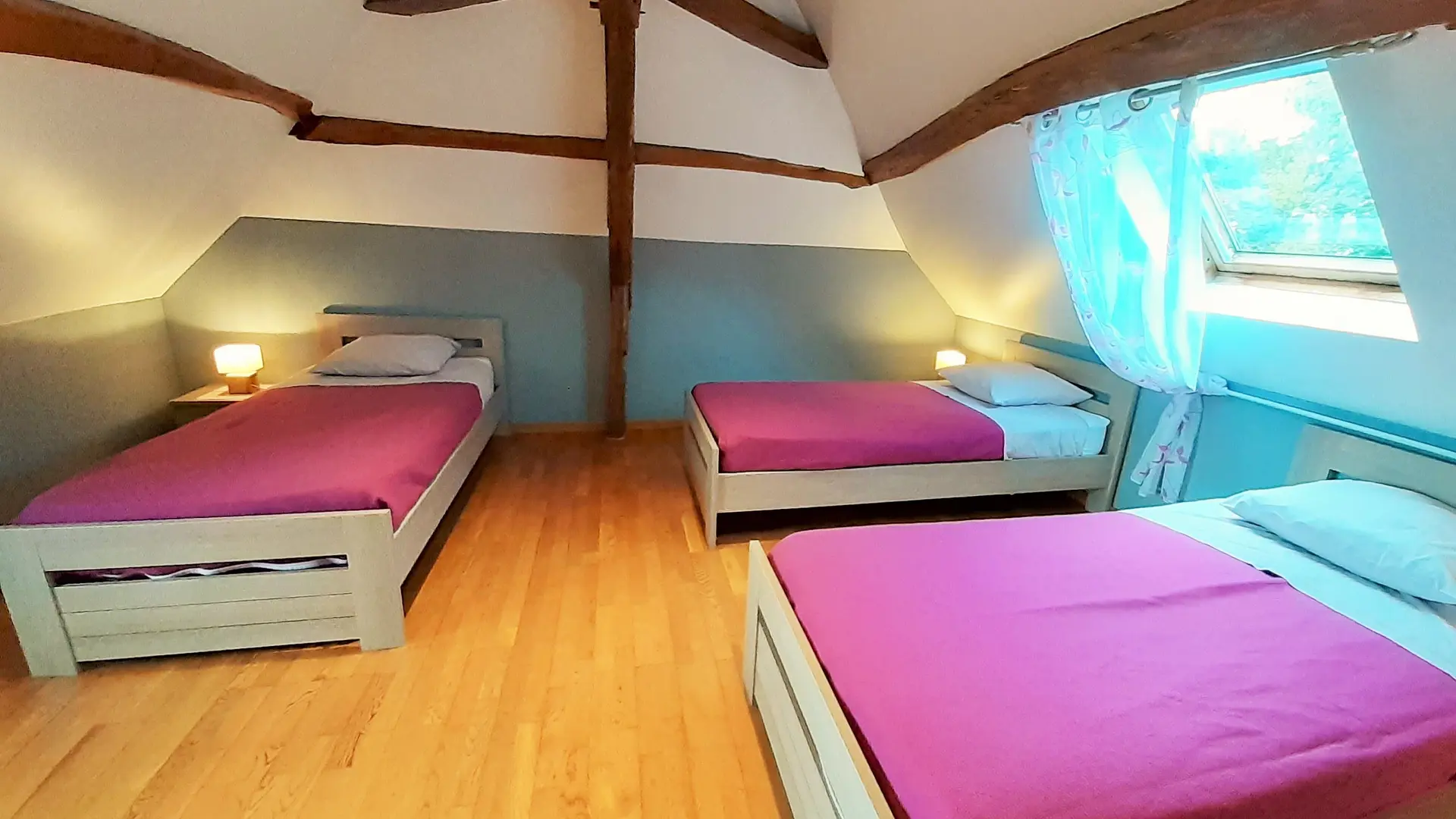 Chambre étage avec 3 lits individuels