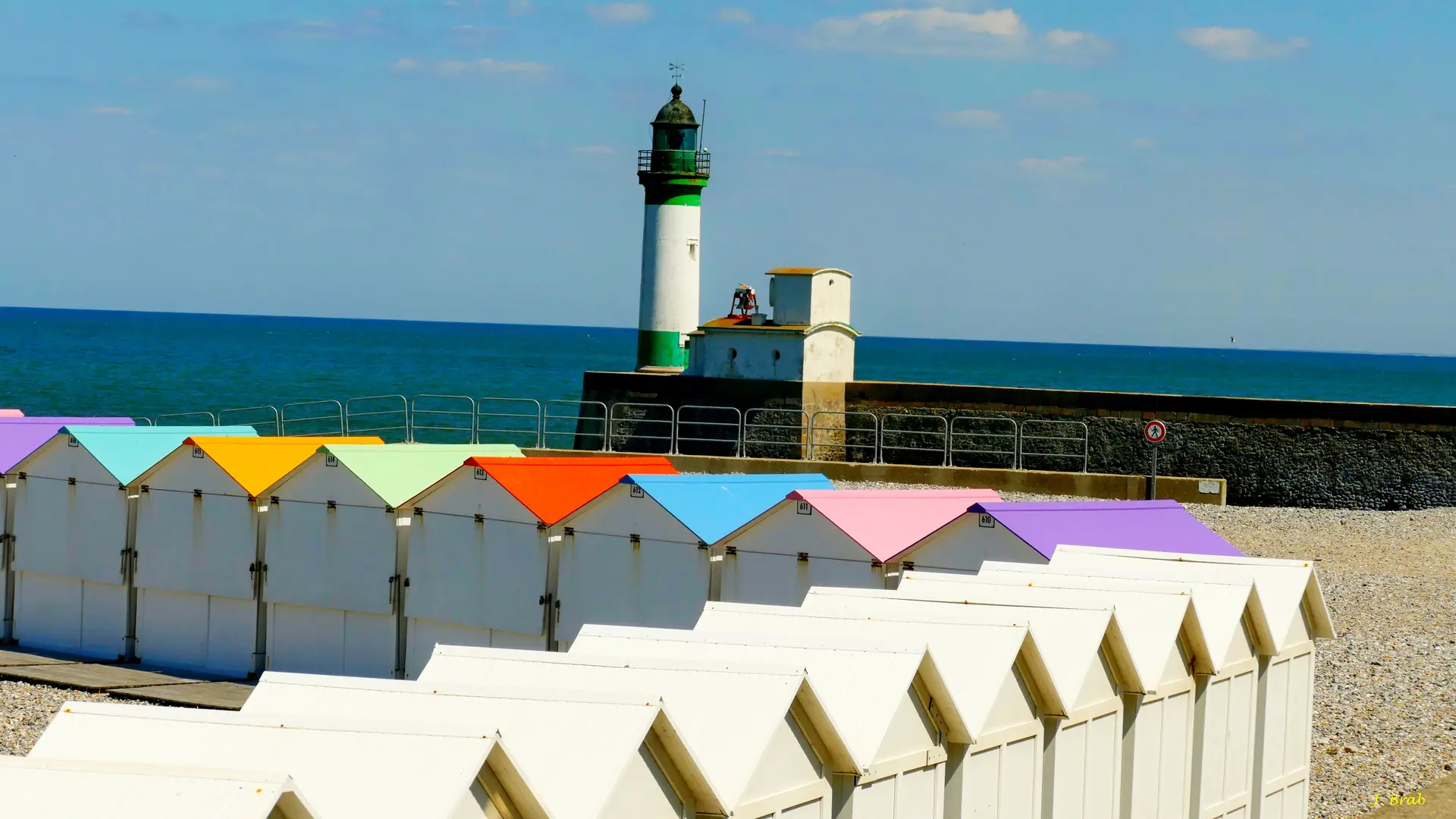 FRONT DE MER DT FALAISE 317. Les cabines de plage, Le phare