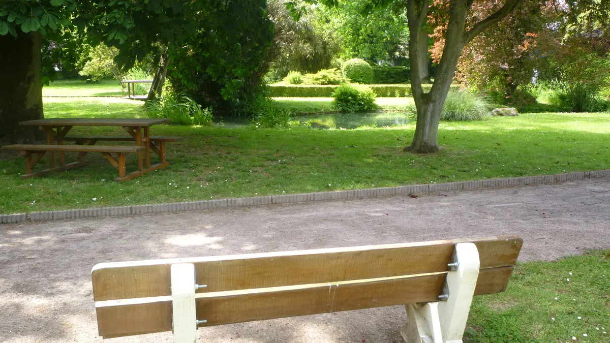 Tables de pique-nique et bancs pour se reposer