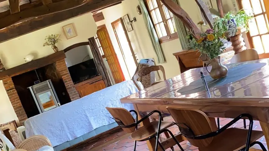 une grande salle à manger table 8 personnes