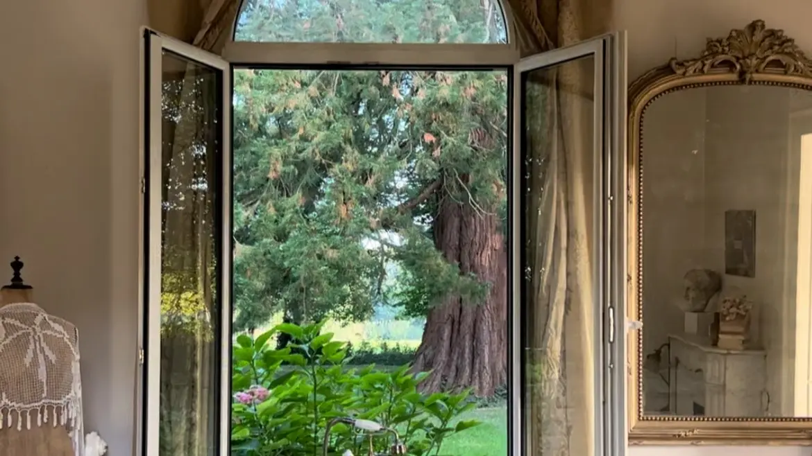 Petit salon_RDC_avec baignoire et vue parc