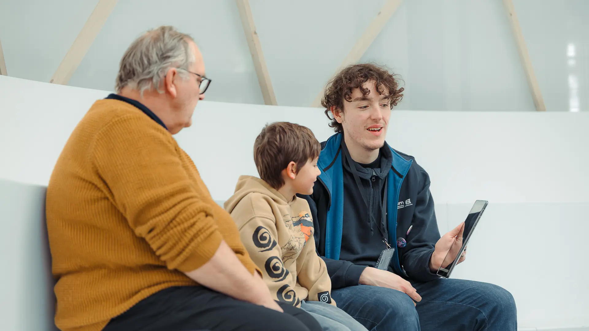 Public famille avec un médiateur à l'Atrium