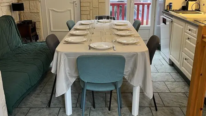 RDC Cuisine - Table à manger avec 1 rallonge (8-10 personnes) vue entrée
