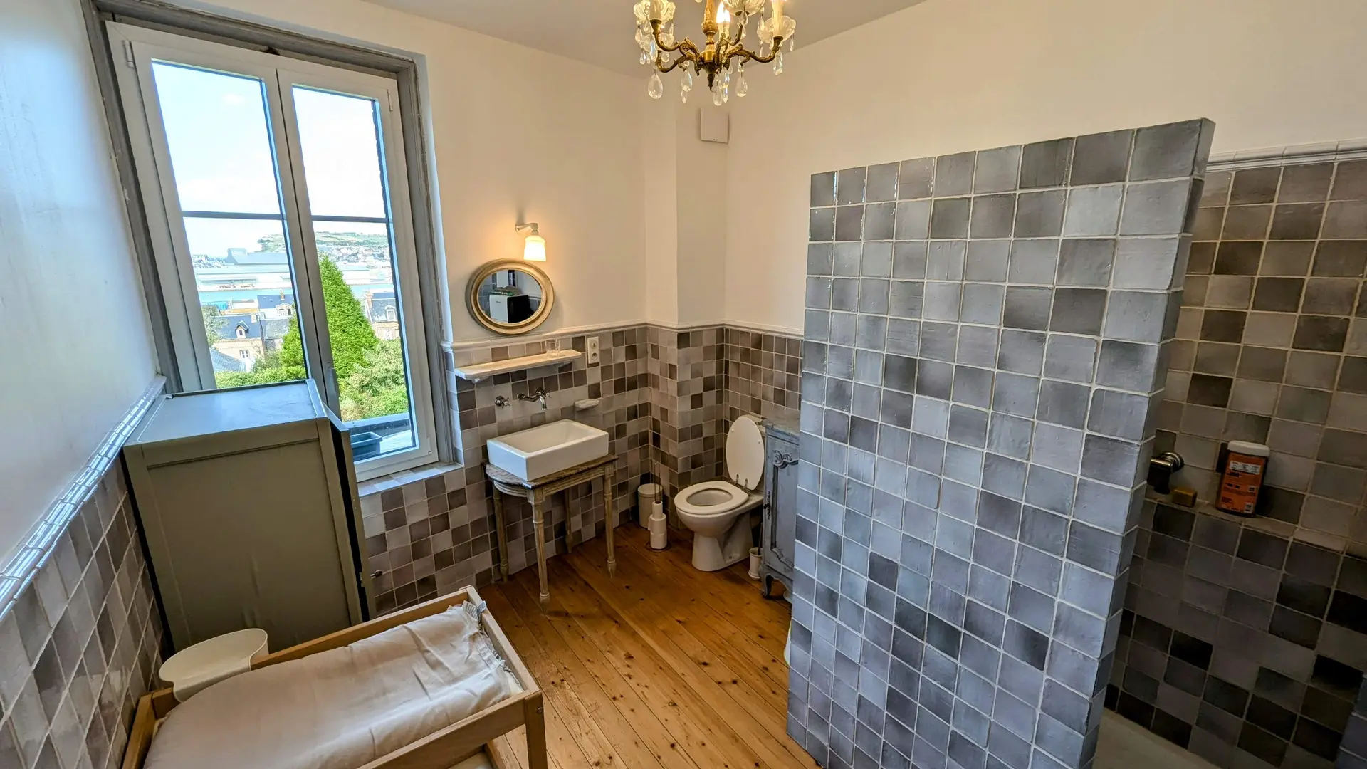 Salle de bain au 1er étage avec double italienne, toilettes, vasque et table à l