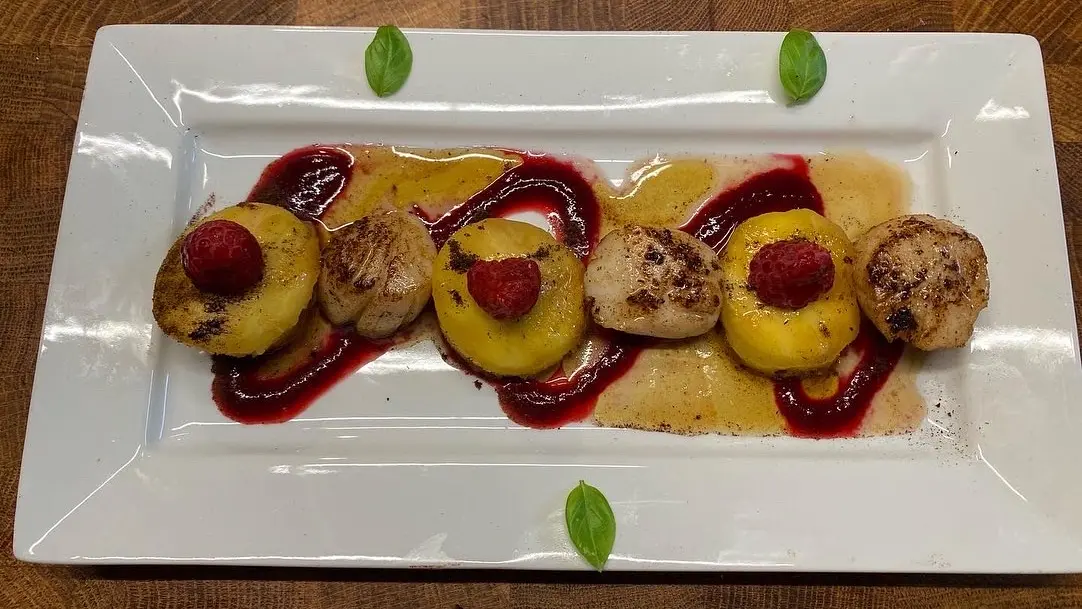 Saint Jacques , mangue sur lit de fruits rouges