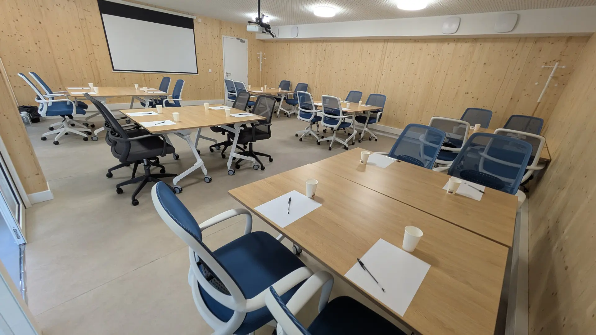 Salle 1 format ateliers collaboratifs  4; 8;12;16;20 et 24 personnes