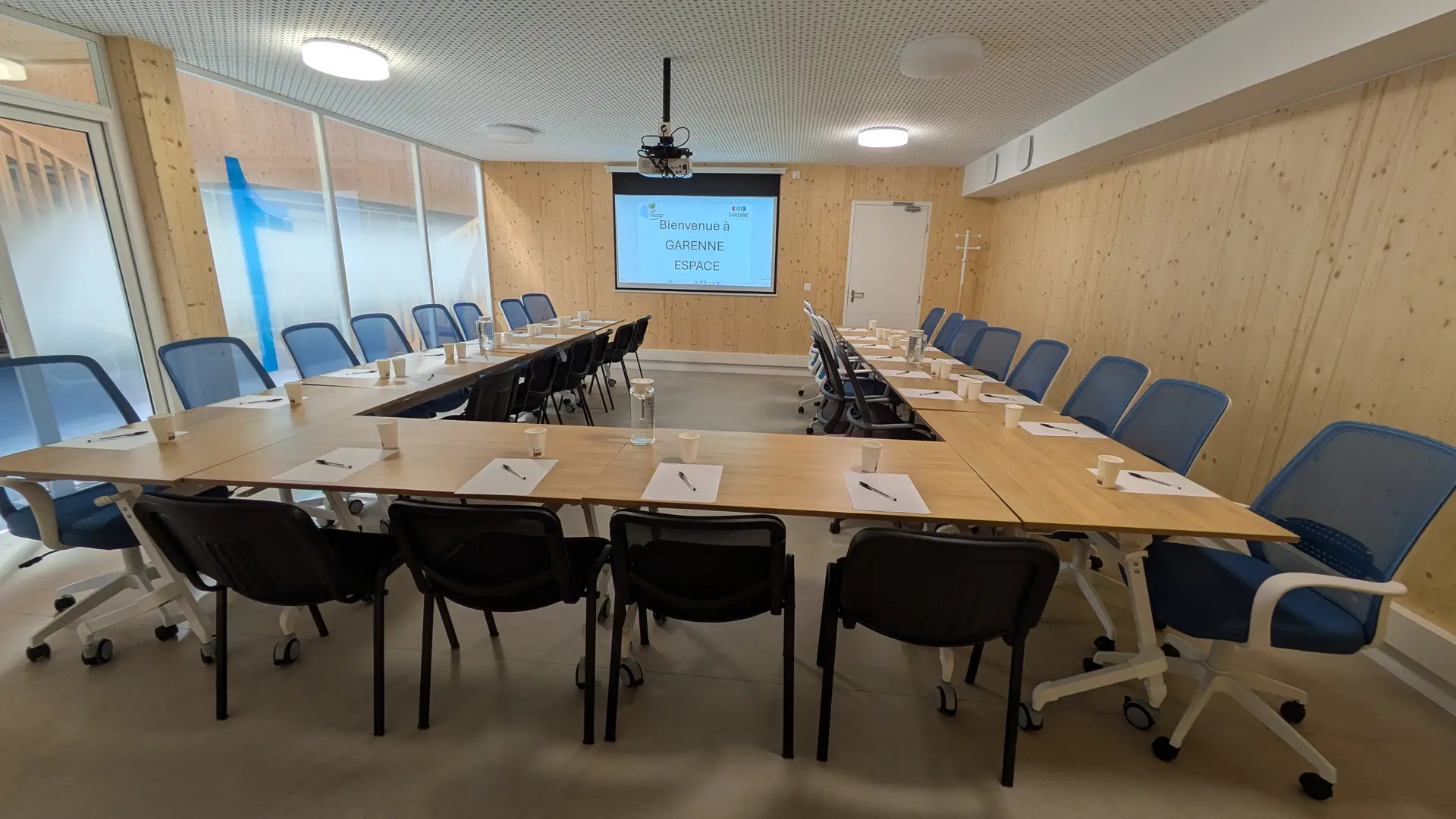 Salle 1 format réunion 32 personnes