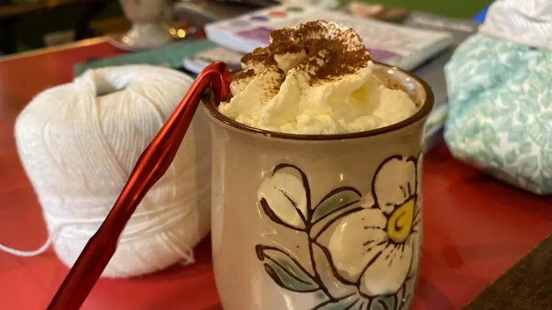 Session crochet et chocolat viennois - Salon de thé Calice et Mandibule