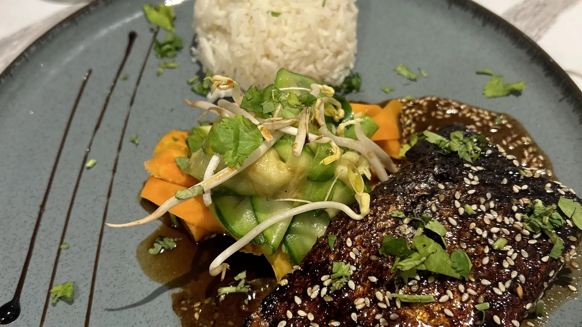 Saumon facon Tériyaki, légumes et riz blanc parfumé