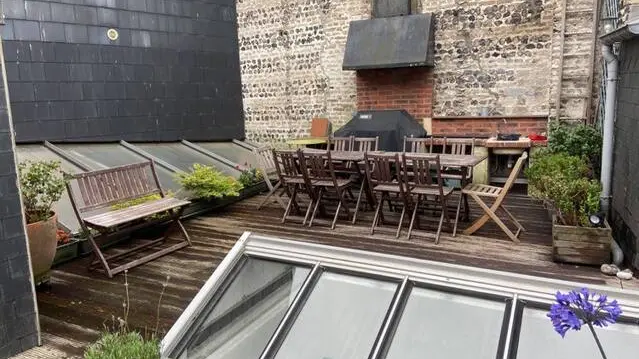 Terrasse - tables / chaises / parasol / transats / BBQ gaz / cuisine été équipée