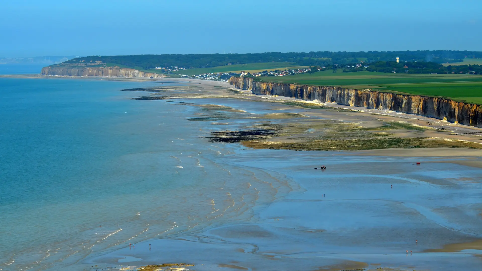 Fenêtres sur Mer sur la falaise (au fond)