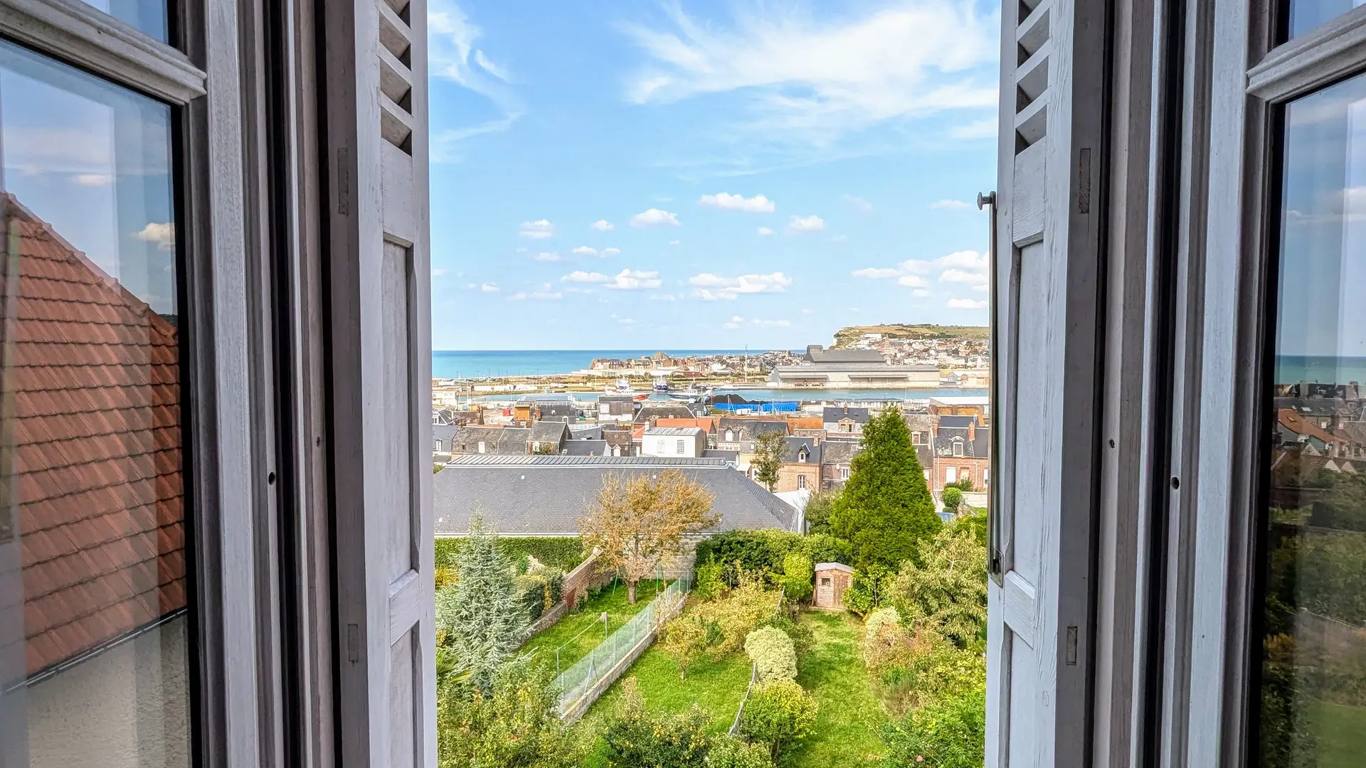 Vue depuis la maison sur la mer et les falaises