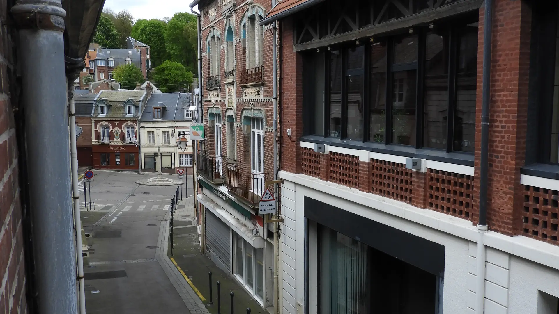 Vue avant sur la médiathèque