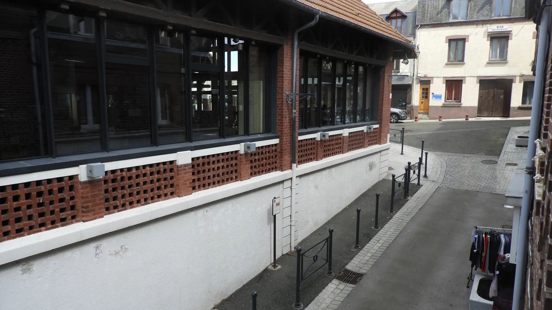 Vue avant sur la médiathèque