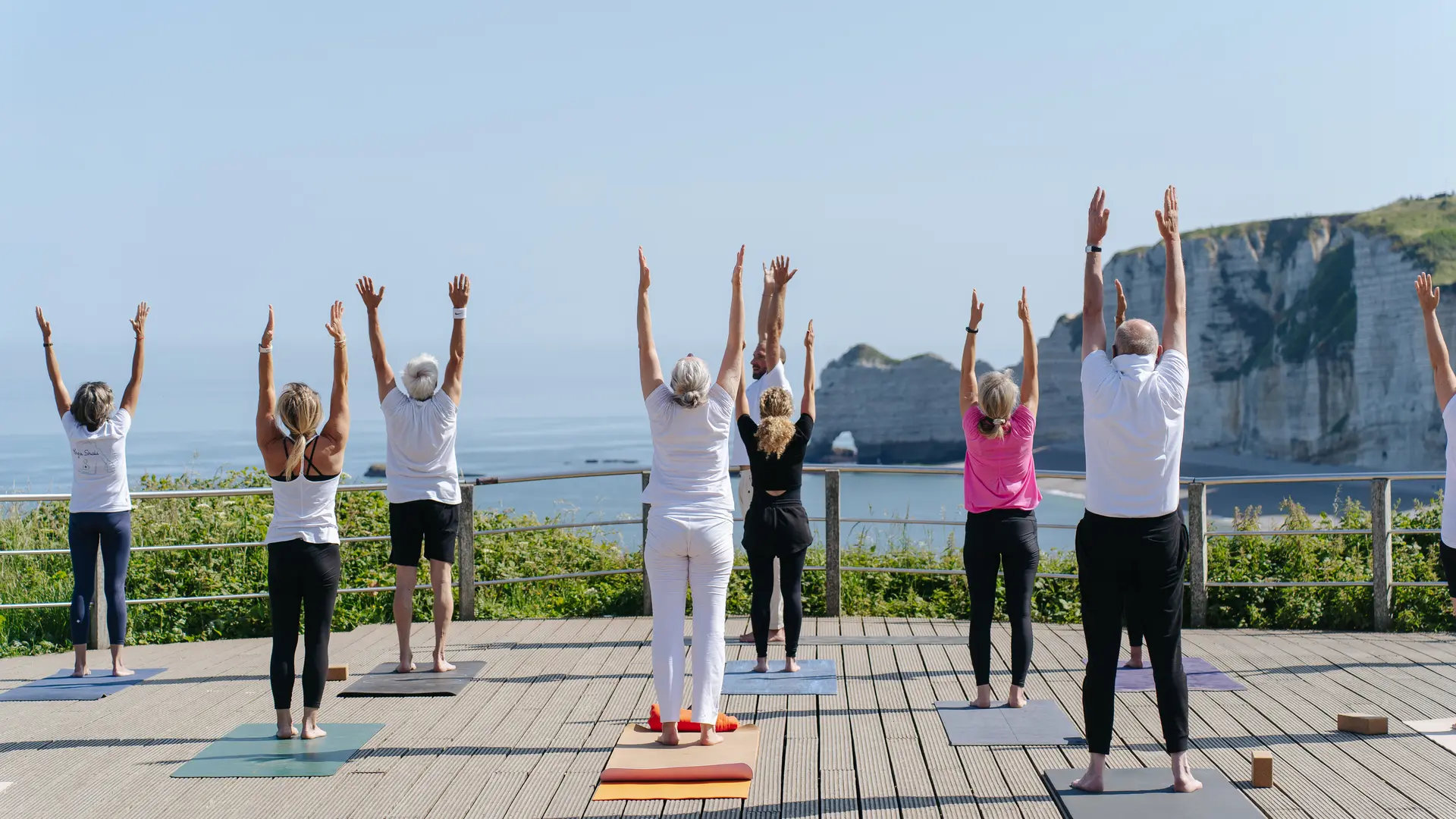 Yoga sur la plateforme à Etretat