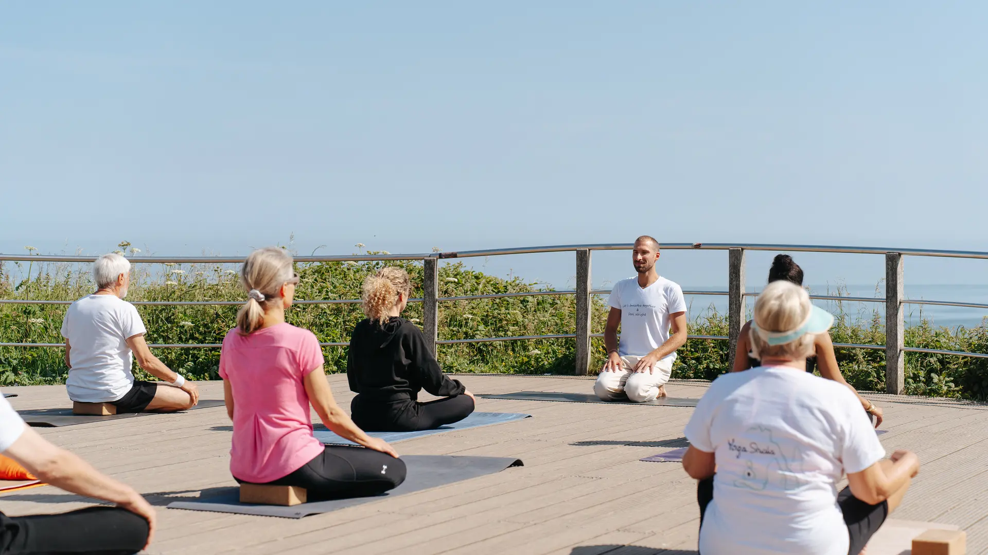 Yoga sur la plateforme à Etretat
