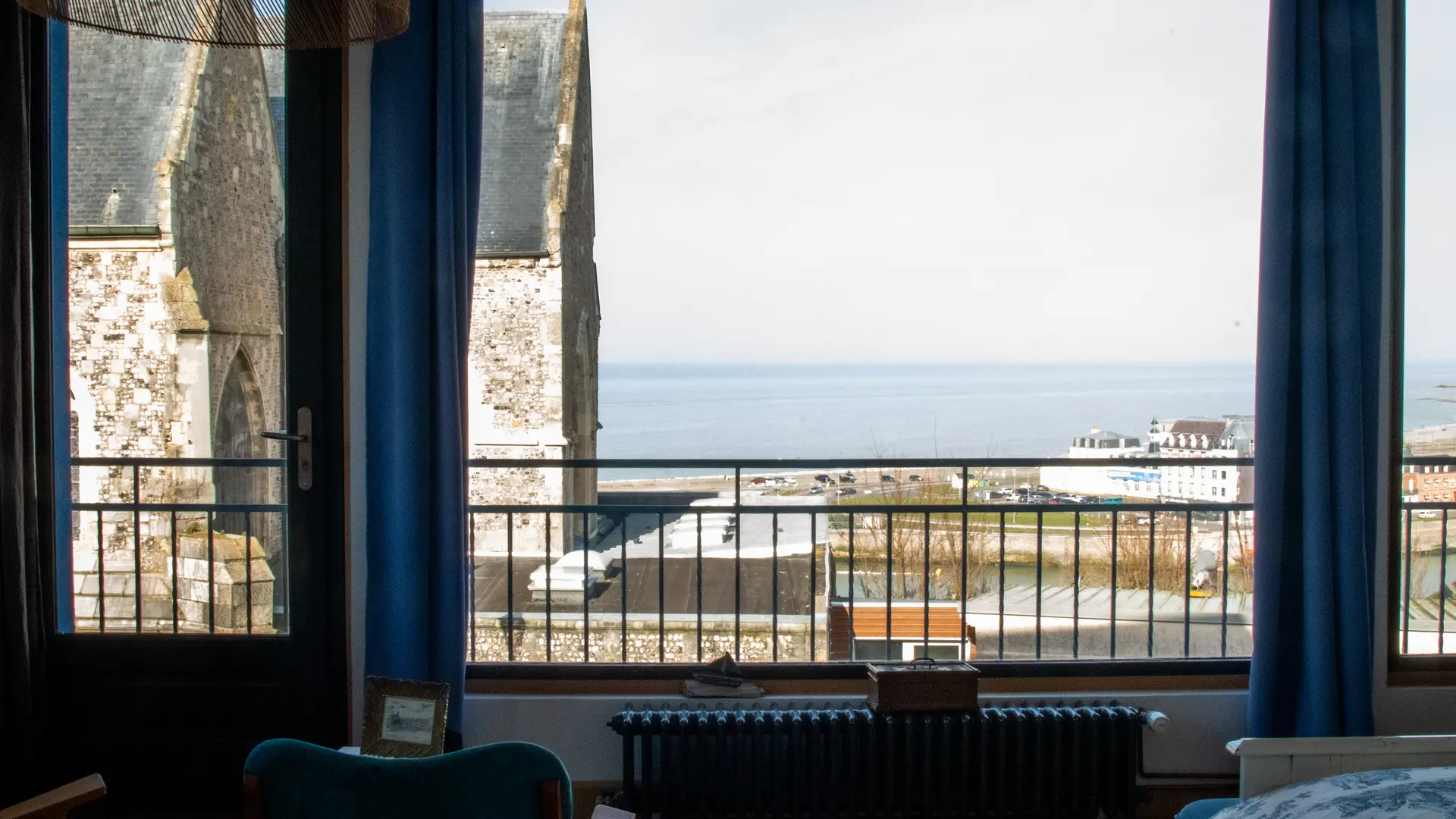 Chambre parentale avec lit double et vue panoramique sur la mer