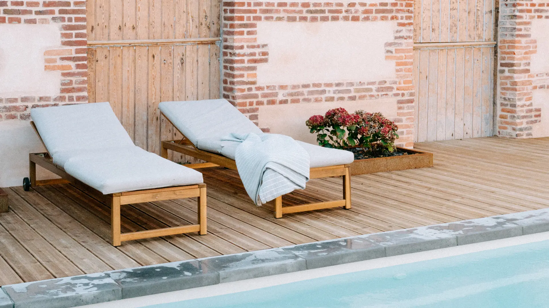Piscine (6x3m) chauffée et couverte, terrasse donnant sur des dépendances