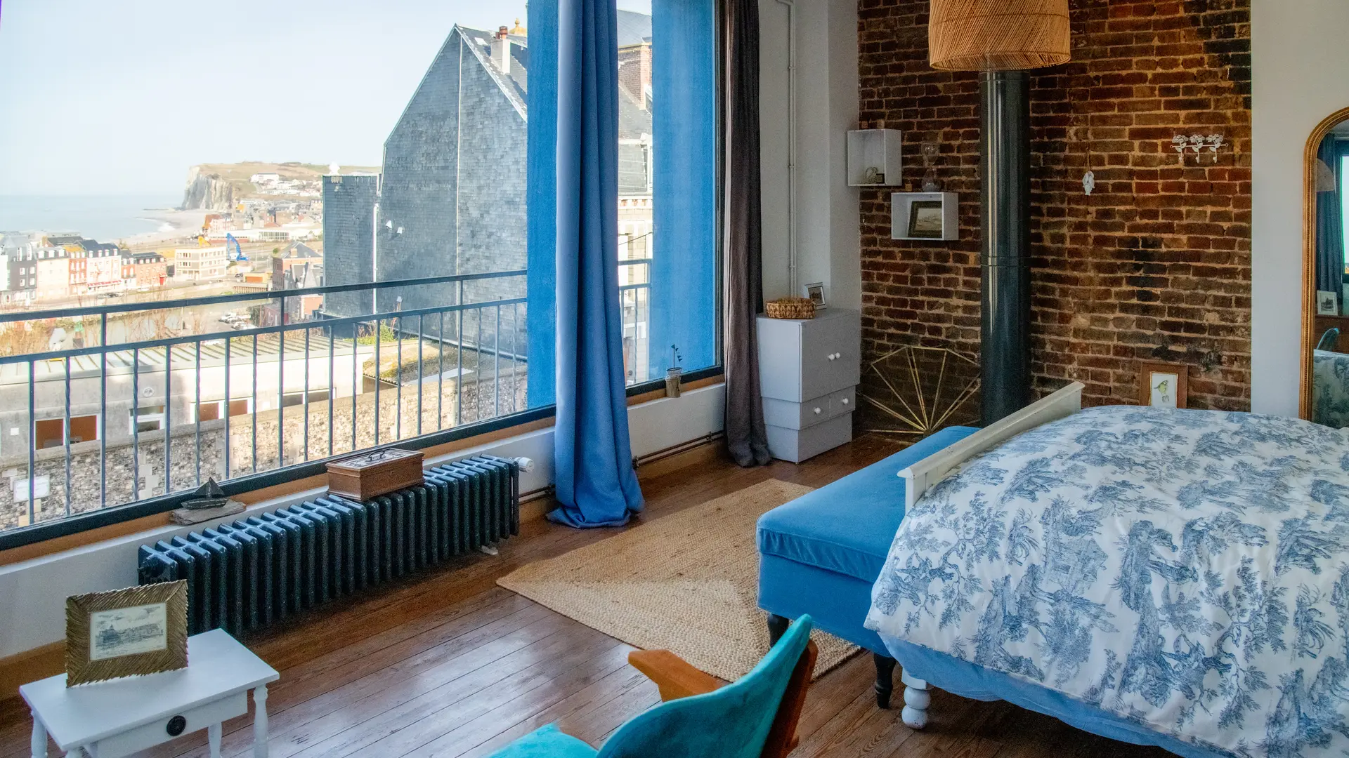 Chambre parentale avec lit double et vue panoramique sur la mer