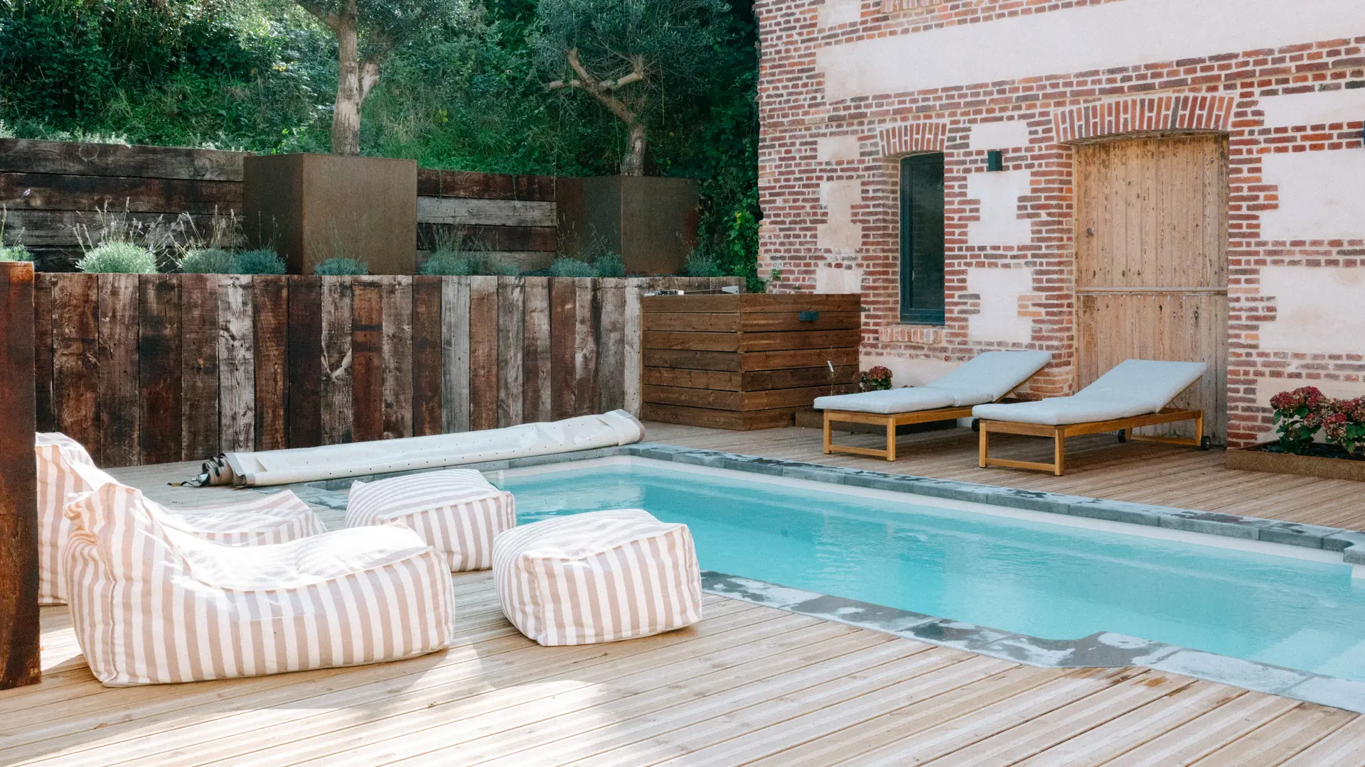 Piscine (6x3m) chauffée et couverte, terrasse donnant sur des dépendances