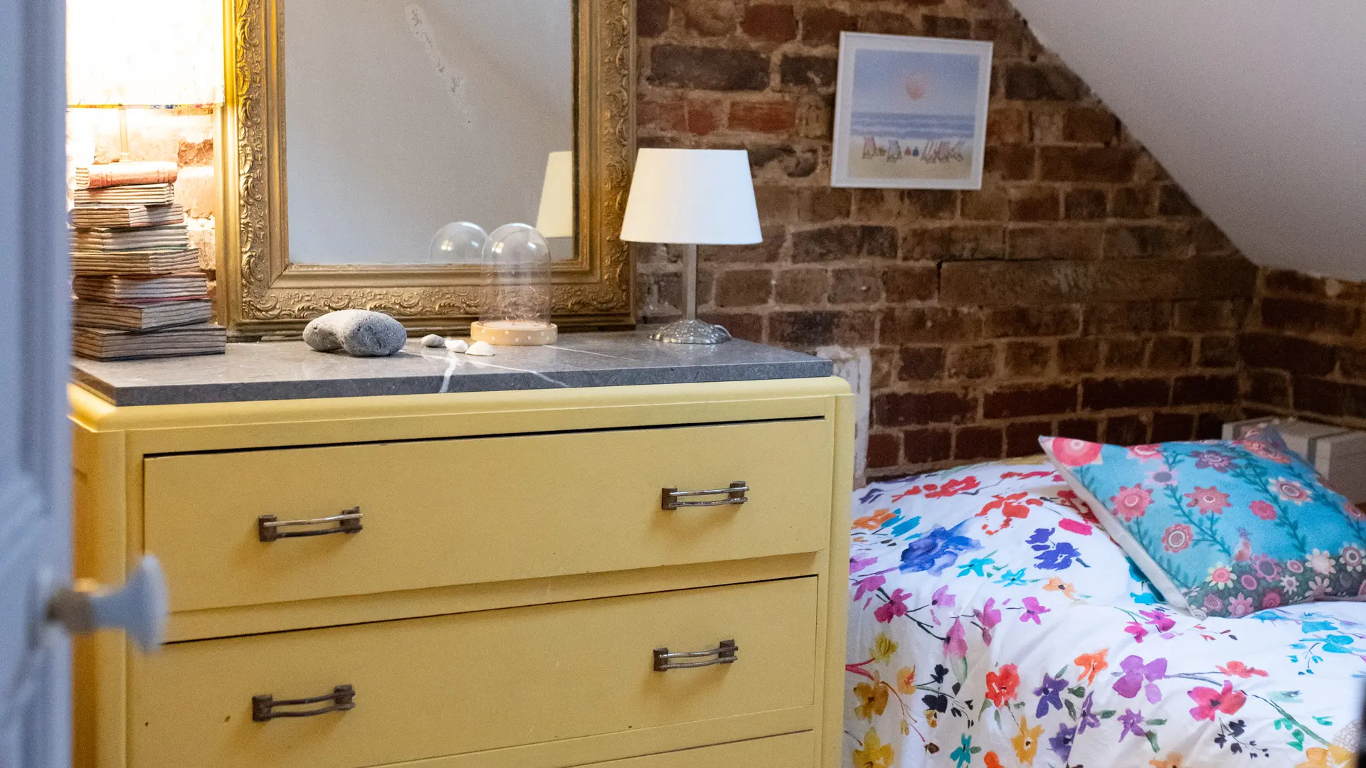 Chambre 3 avec lit simple et commode