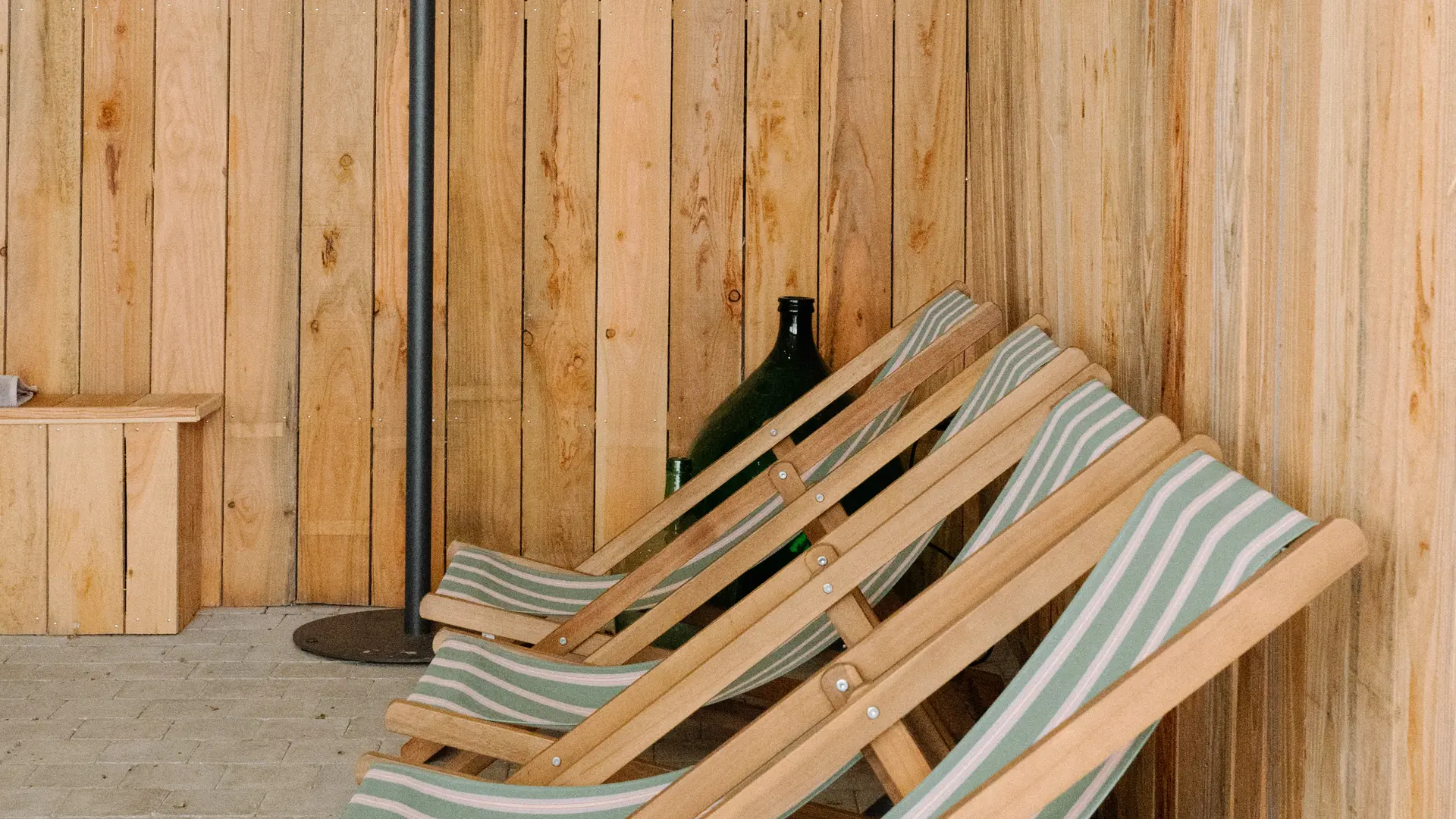 Espace couvert et semi-ouvert avec un bar et un spa (jacuzzi).